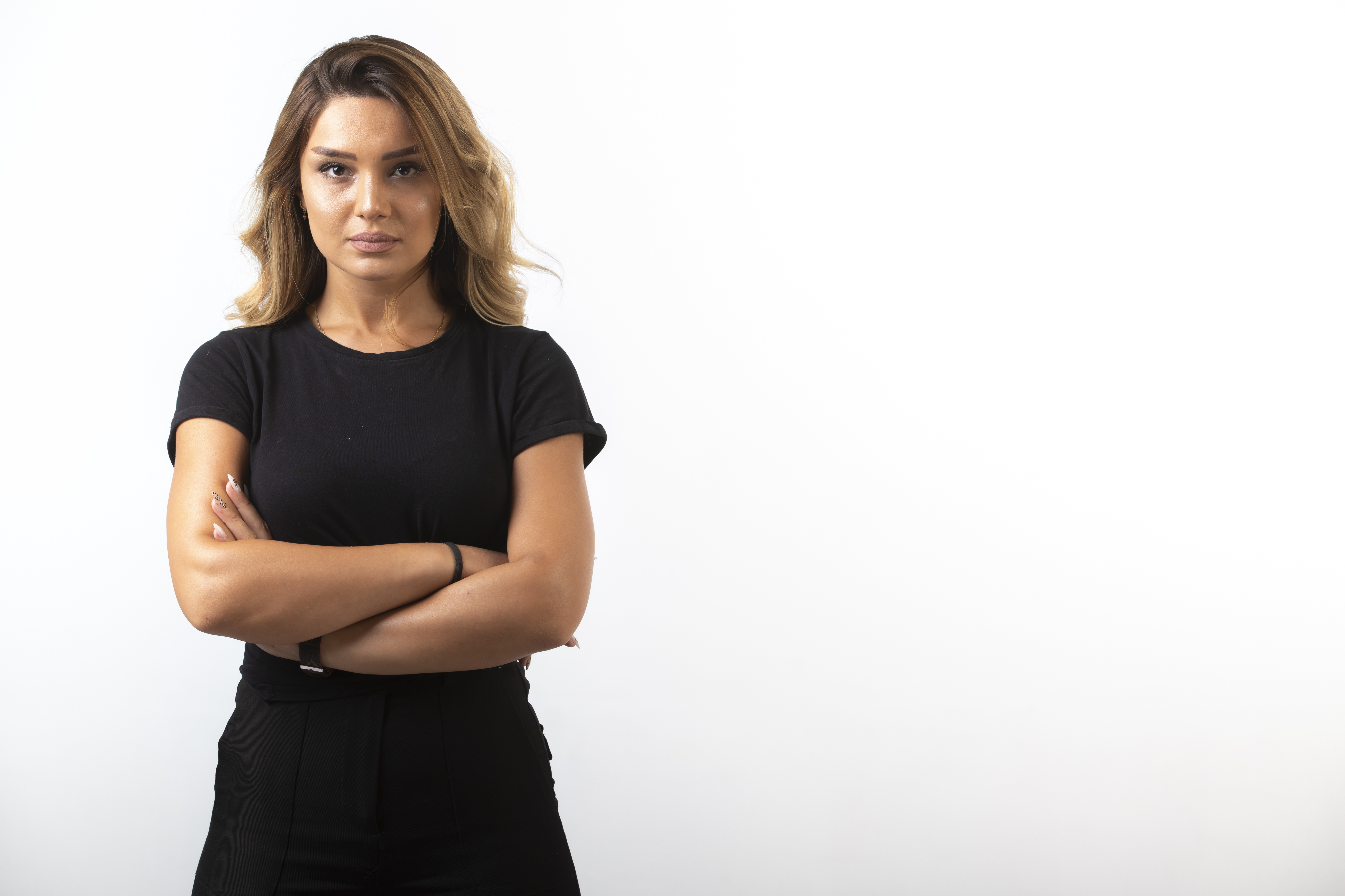 Una mujer seria con los brazos cruzados | Fuente: Freepik