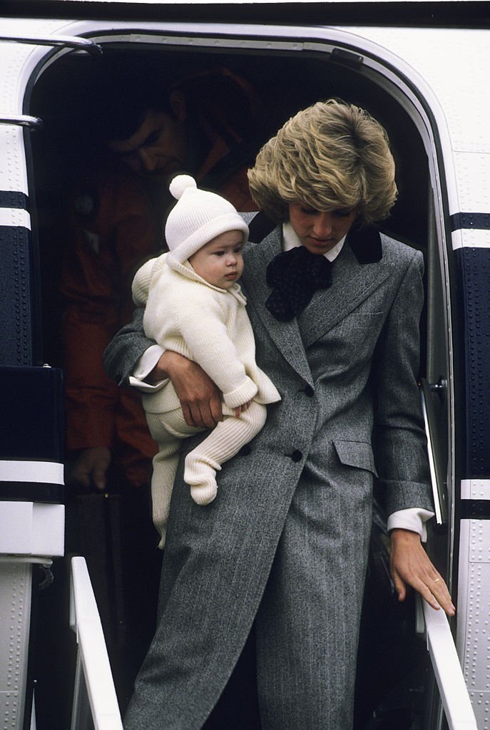 La Princesa Diana cargando al Príncipe Harry en el aeropuerto de Aberdeen. | Imagen tomada de: Getty Images