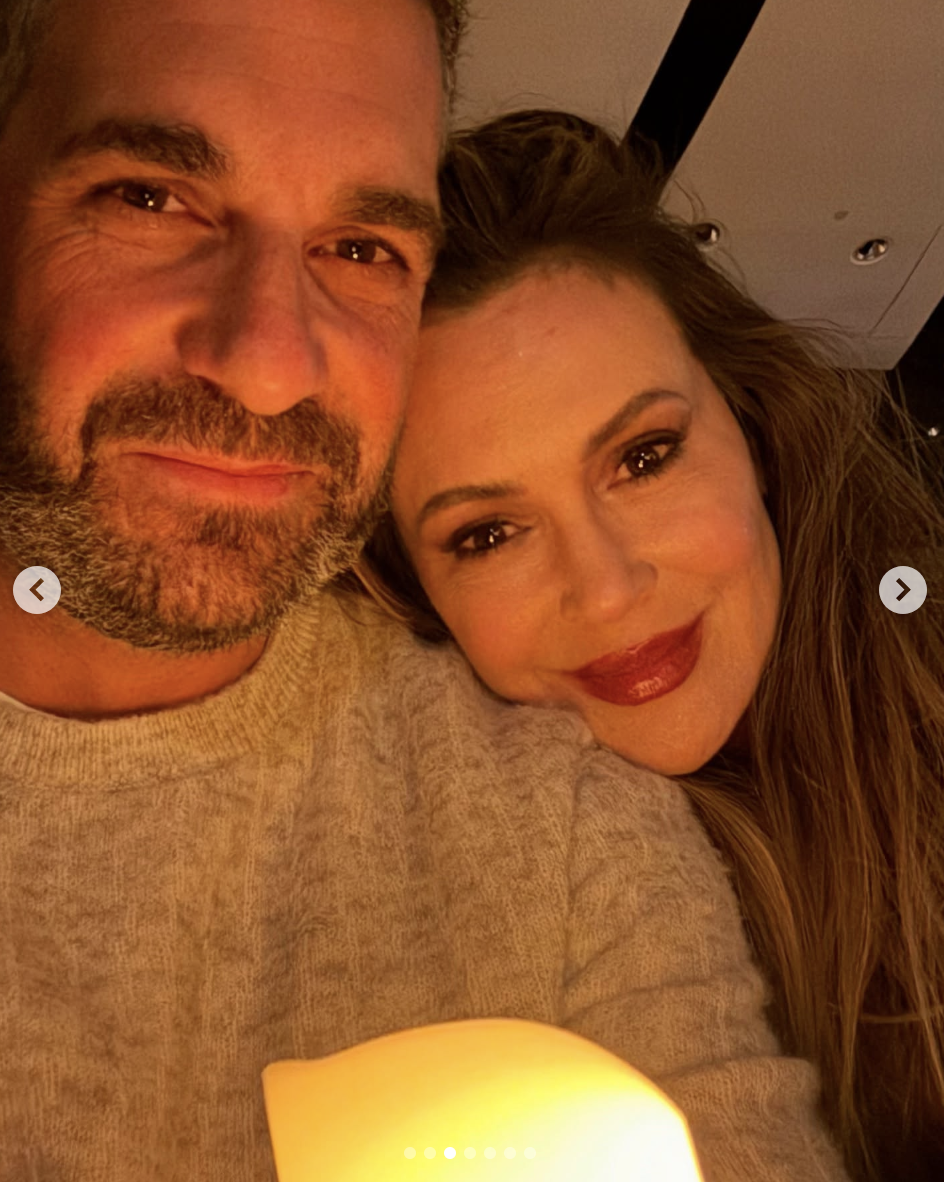 David Bugliari y Alyssa Milano en una foto fechada el 20 de diciembre de 2024 | Fuente: Instagram/milano_alyssa