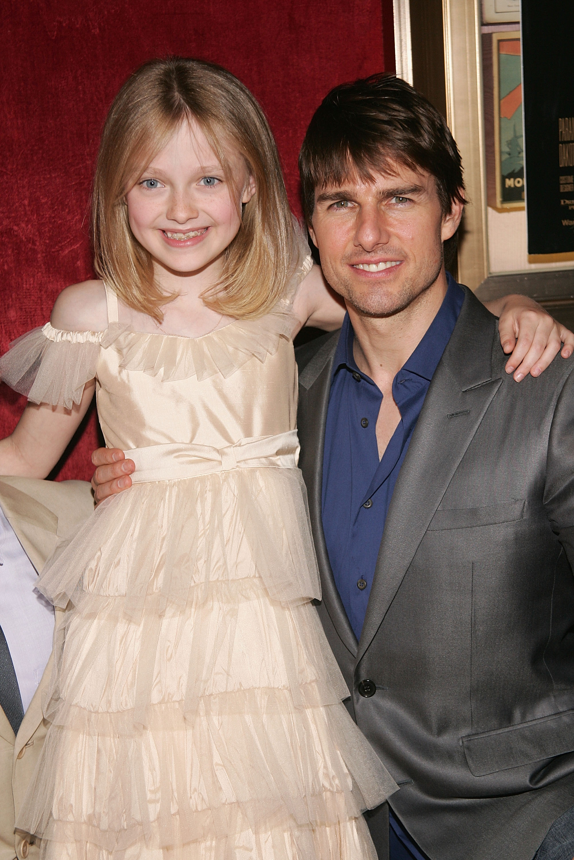 Dakota Fanning y Tom Cruise en el estreno de "La guerra de los mundos" el 23 de junio de 2005, en Nueva York. | Fuente: Getty Images