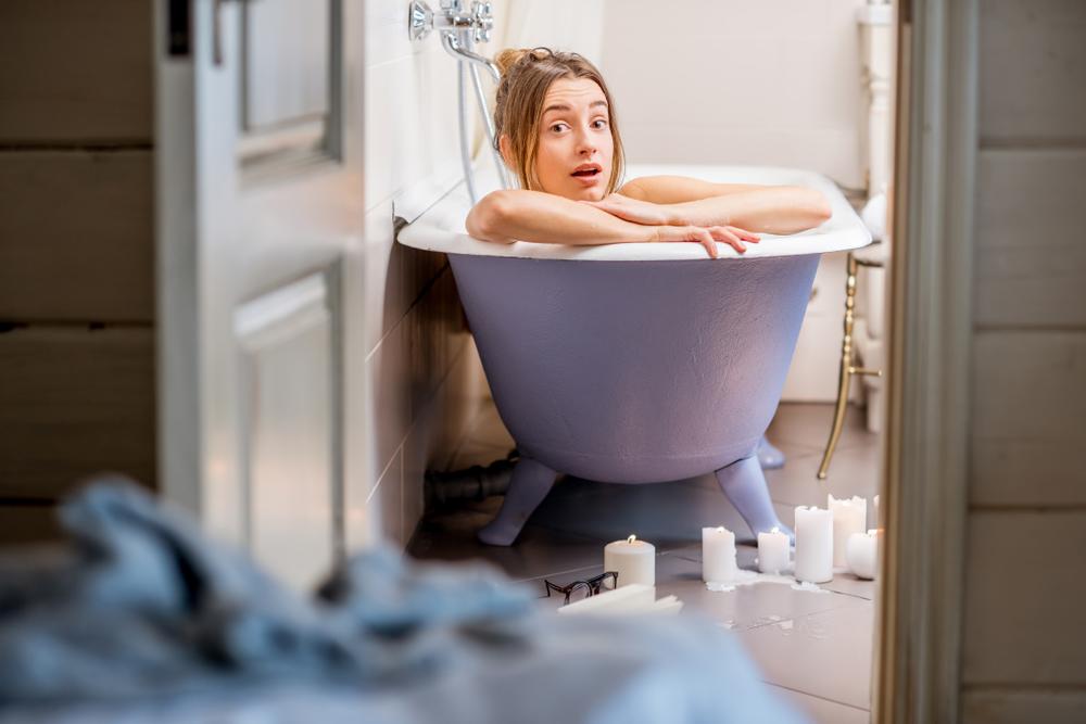 Mujer en la bañera. | Foto: Shutterstock
