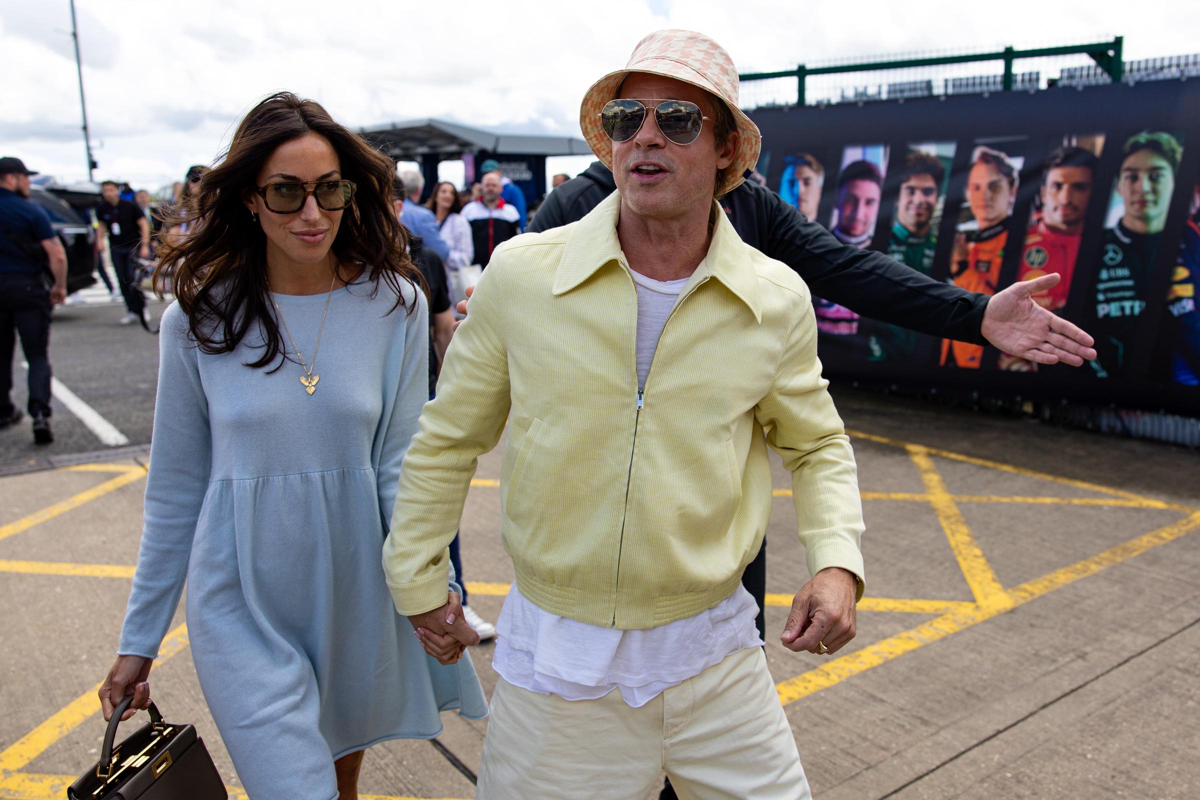 Brad Pitt e Inés de Ramón pasean por el paddock durante el Gran Premio de F1 de Gran Bretaña el 7 de julio de 2024 | Fuente: Getty Images