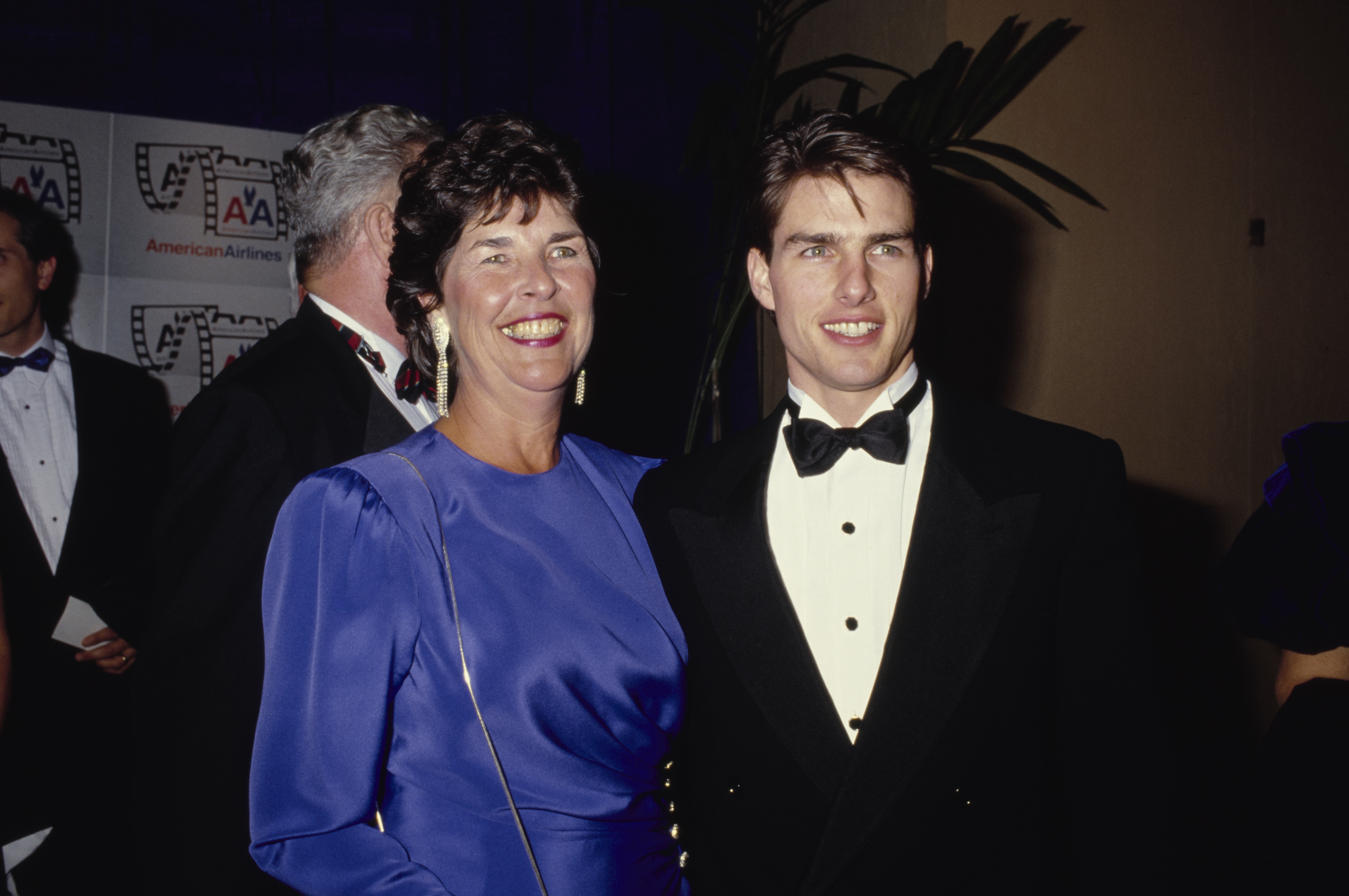 Mary Lee Pfeiffer y Tom Cruise en la octava edición de los Premios Anuales del Cine Americano en Beverly Hills, 1991. | Foto: Getty Images