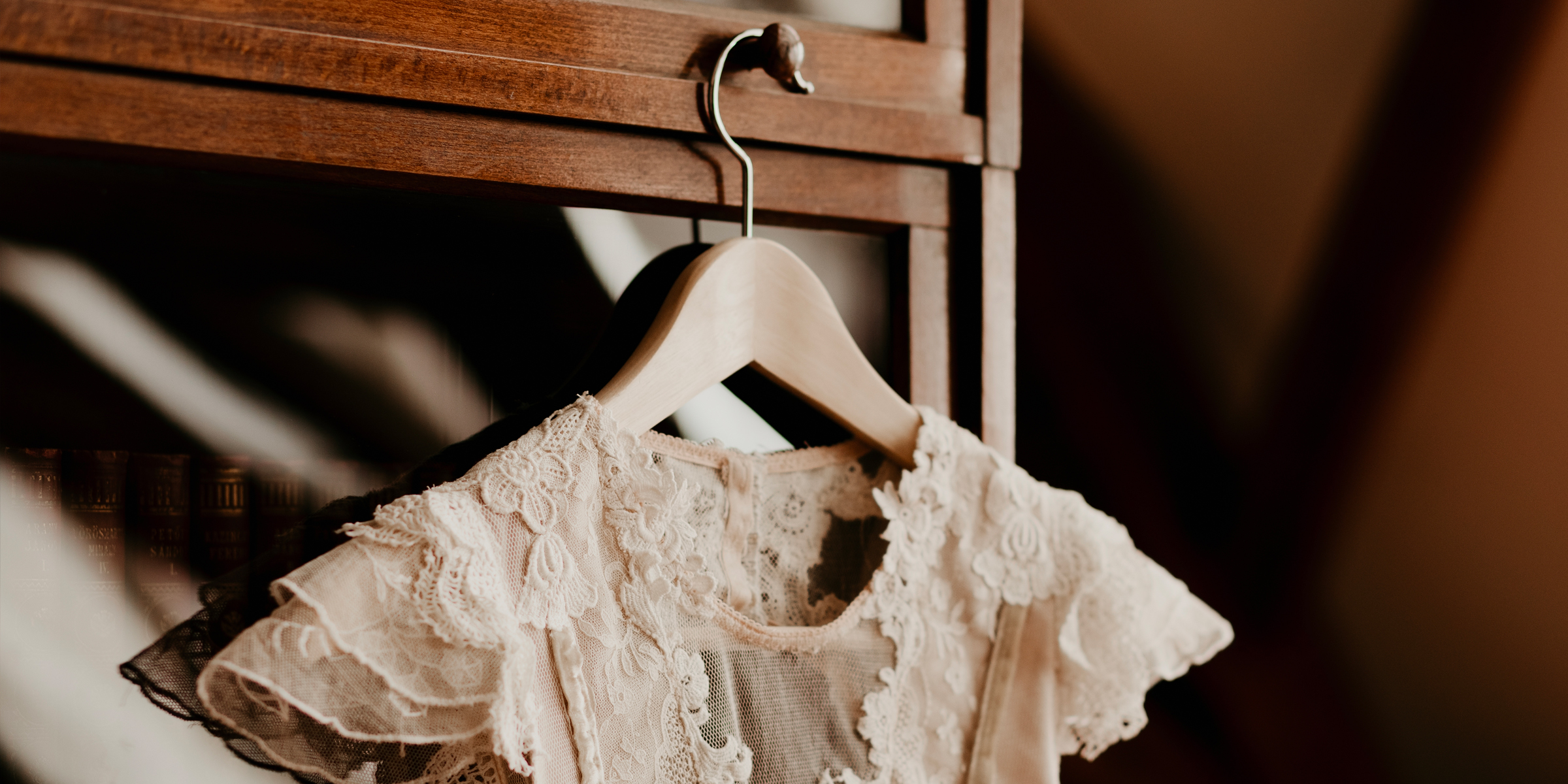 Vestido de novia vintage colgado en un armario | Fuente: Shutterstock