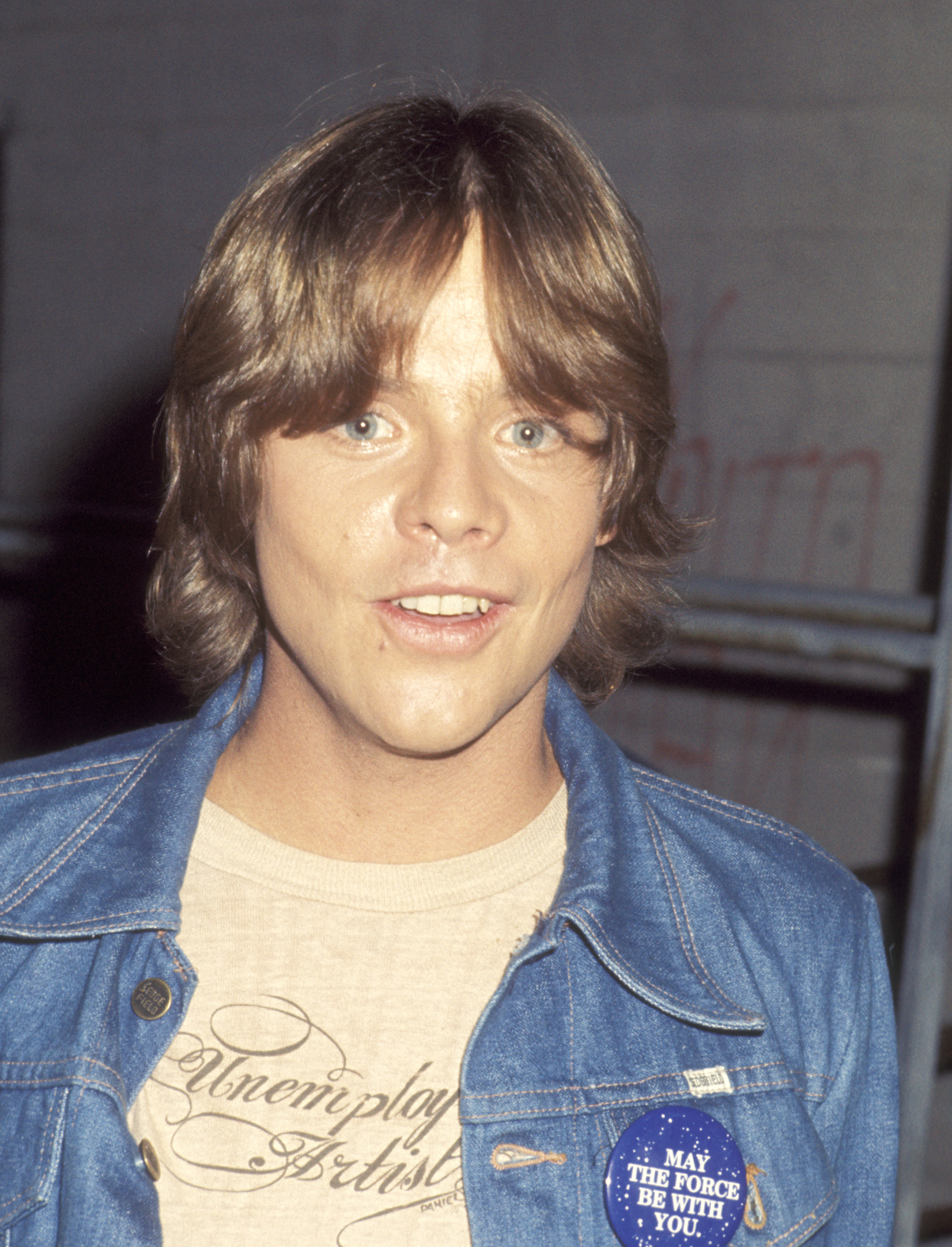 Mark Hamill apareció en una grabación de "The Merv Griffin Show" en el TAV Celebrity Theater en Hollywood, California, el 7 de junio de 1977, solo unas semanas después de que "Star Wars" llegara a los cines. Usando una chaqueta de mezclilla con un botón de "May the Force Be With You", Hamill fue fotografiado varios meses después de su accidente automovilístico y tratamiento reconstructivo. | Fuente: Getty Images