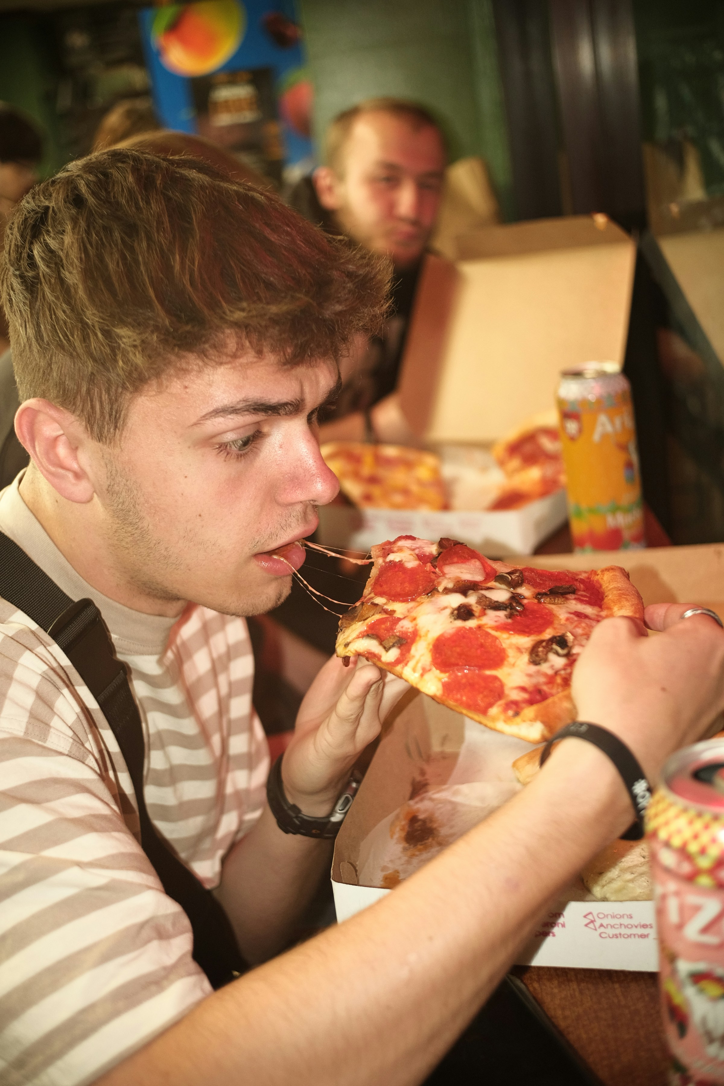 Hombre comiendo pizza | Fuente: Unsplash