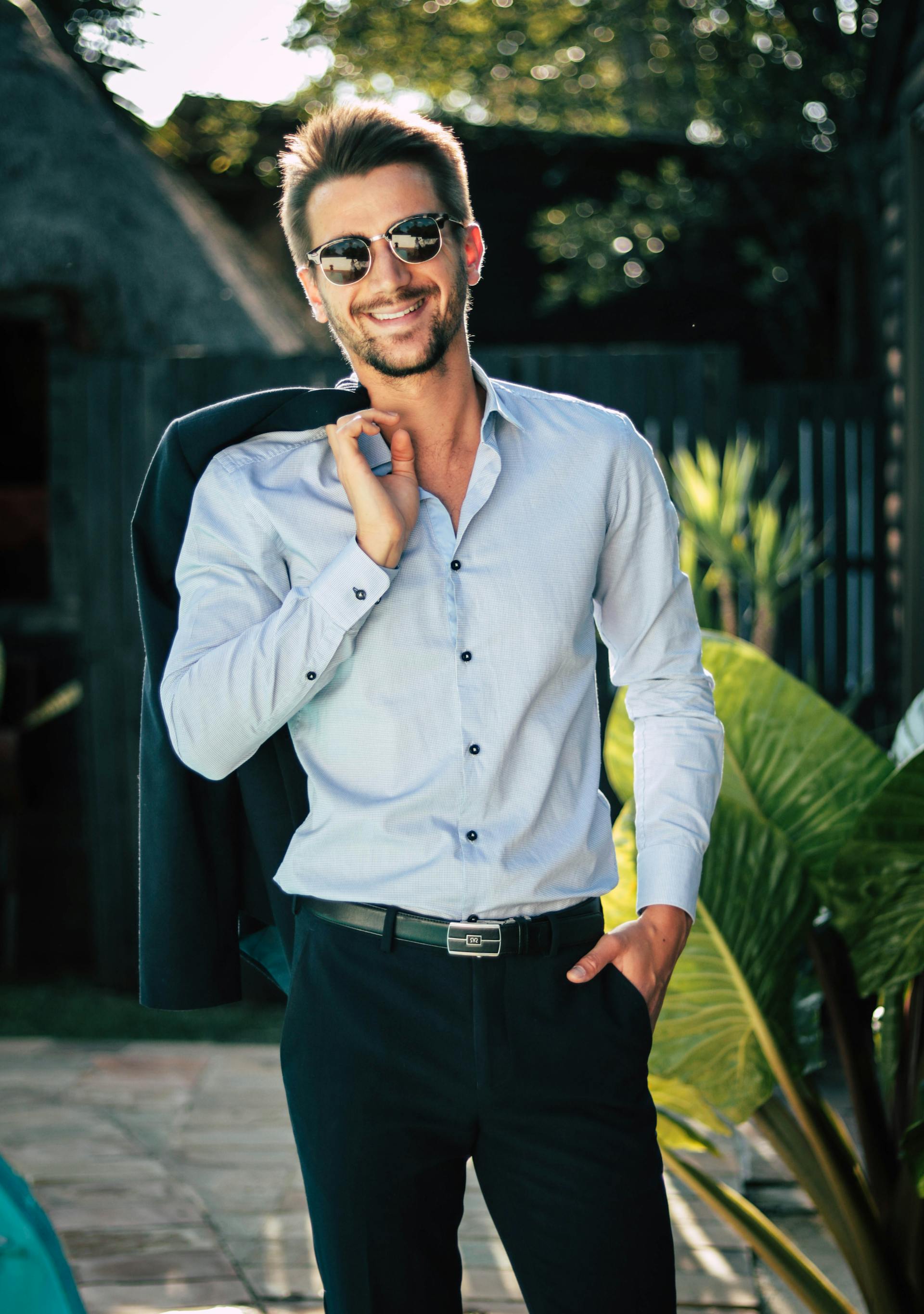 Un uomo sorridente in giacca e cravatta | Fonte: Pexels