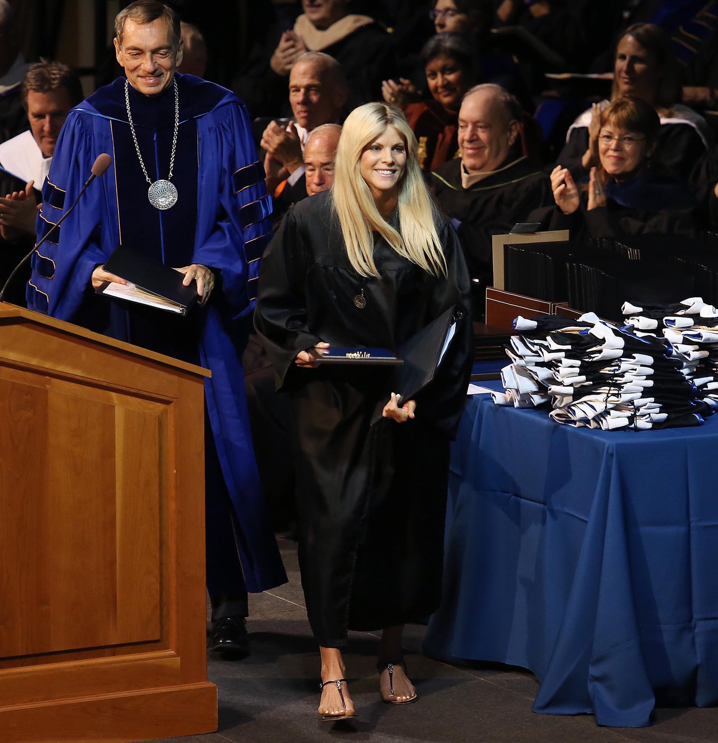 Elin Nordegren baja del escenario tras hablar durante la ceremonia de graduación en el Rollins College de Winter Park, Florida, el 10 de mayo de 2014 | Fuente: Getty Images