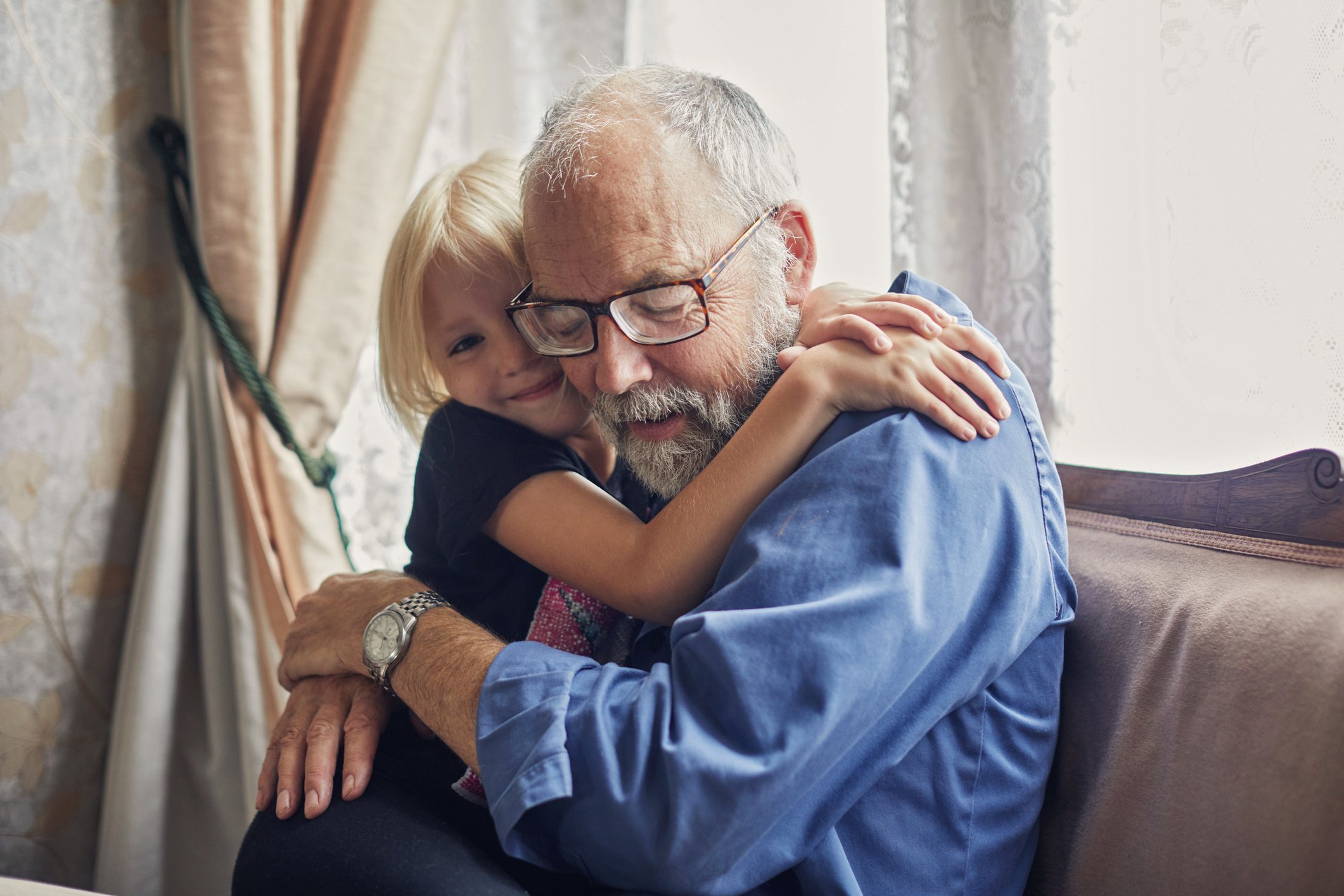 Niña y abuelo felices. | Foto: Pexels