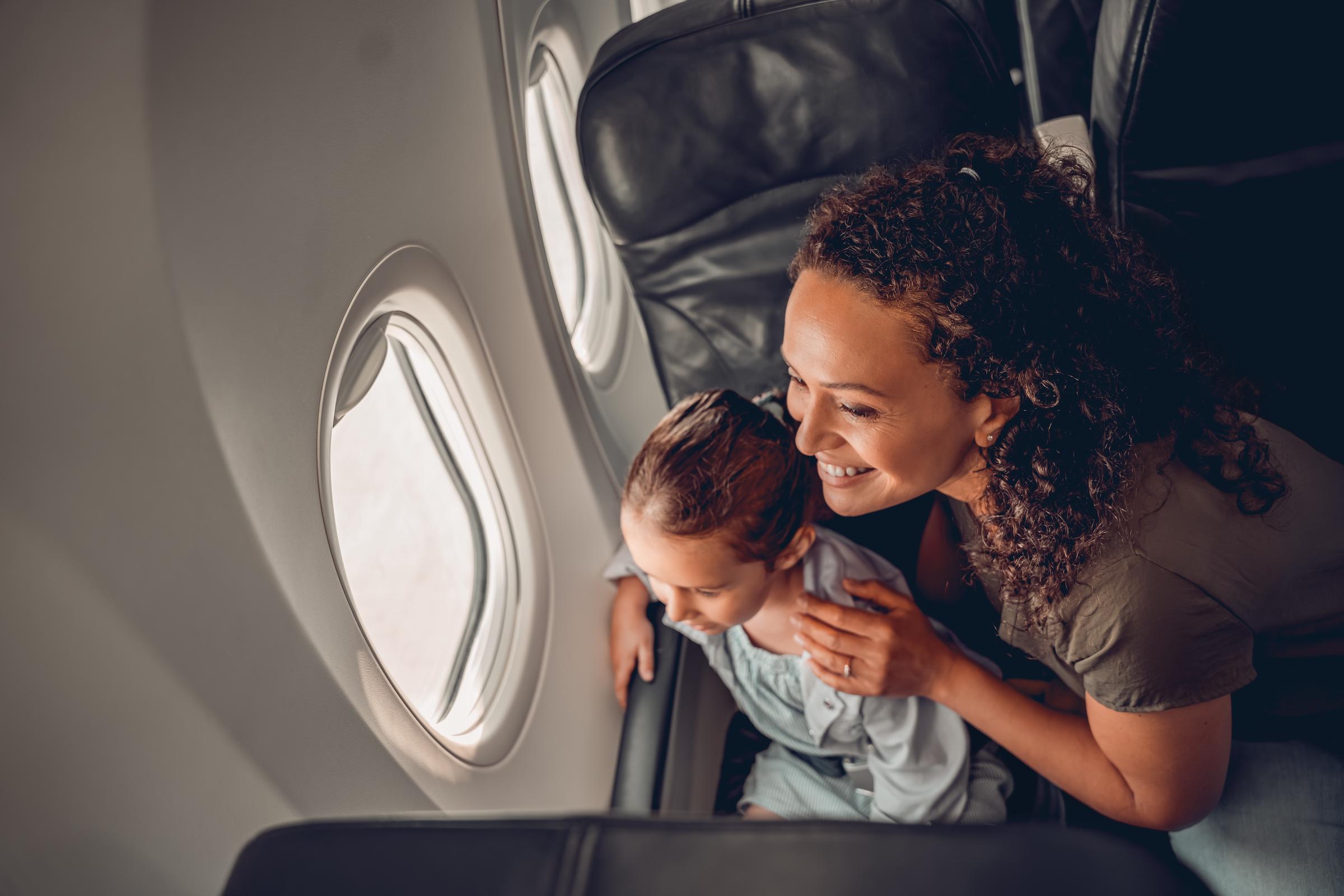 Madre e hijo dentro de un avión | Fuente: Shutterstock