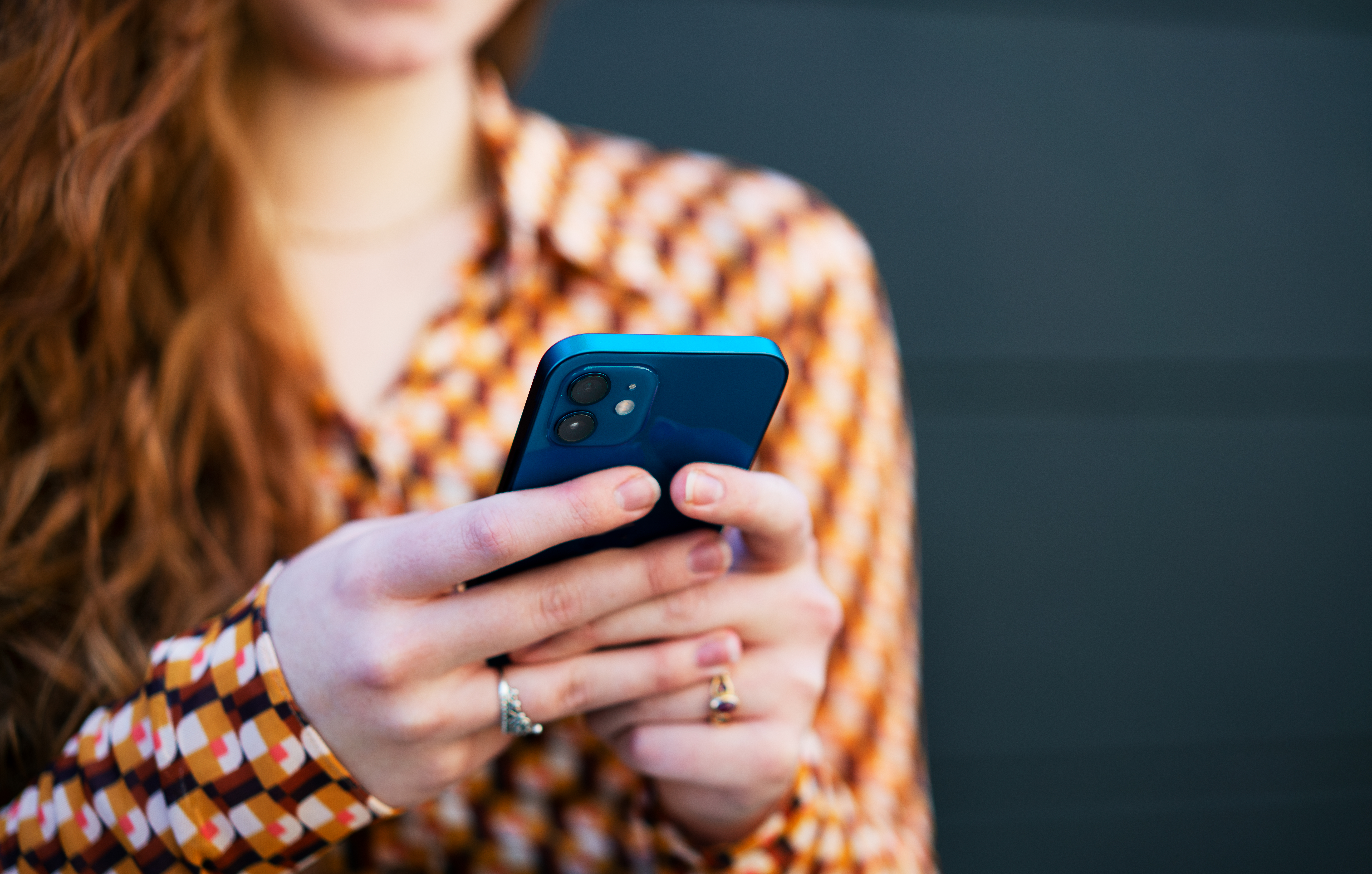Primer plano de una mujer utilizando un smartphone | Foto: Getty Images