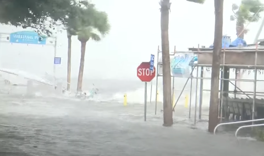 Agua entrando en las calles, como se ve en un vídeo del 3 de octubre de 2024 | Fuente: YouTube/Global News