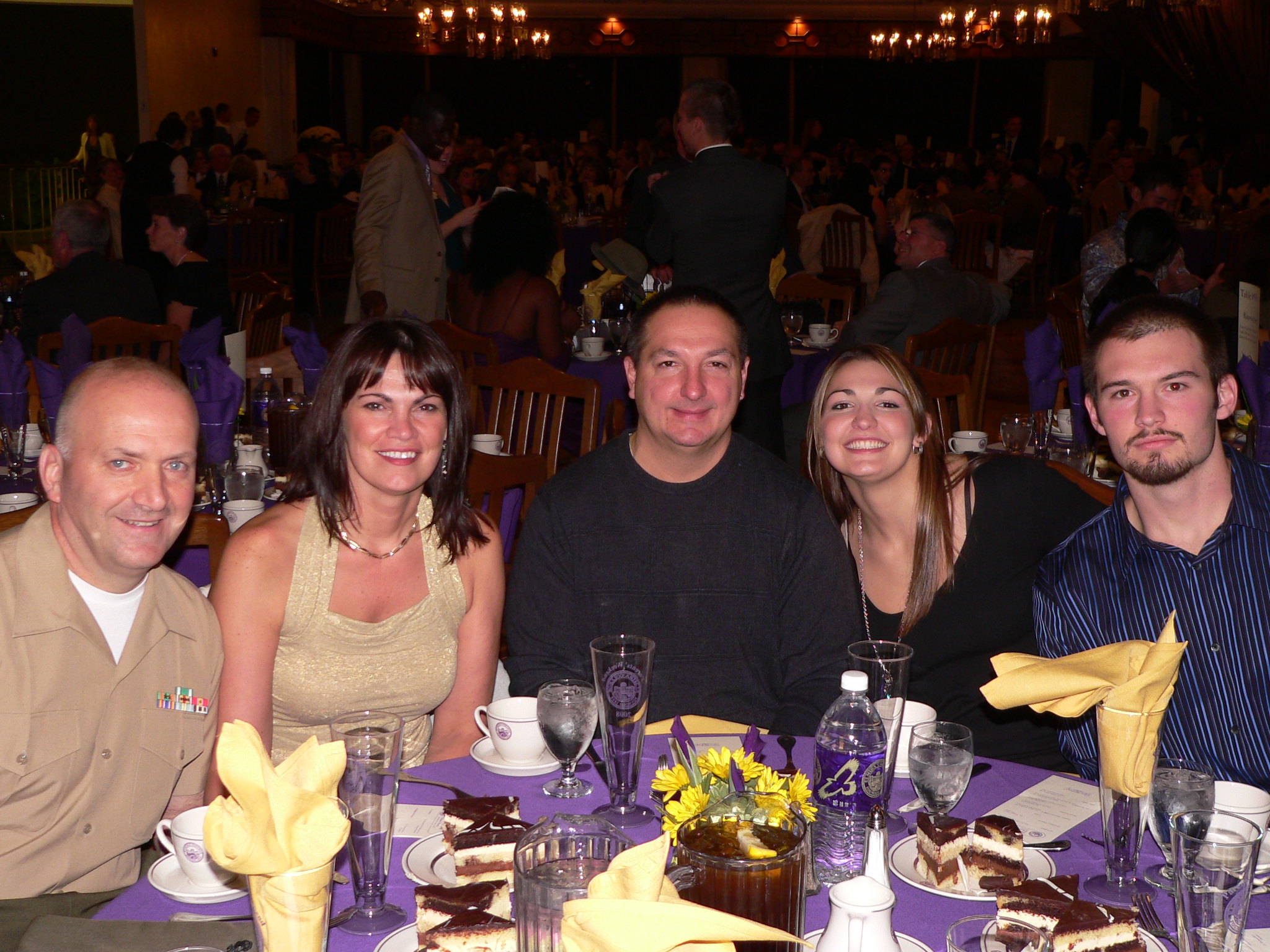 Miembros de la familia reunidos para cenar | Foto: Flickr.com (CC BY 2.0 )