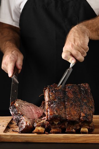 Un chef cortando la pieza final de una carne asada recién hecha | Foto: Getty Images