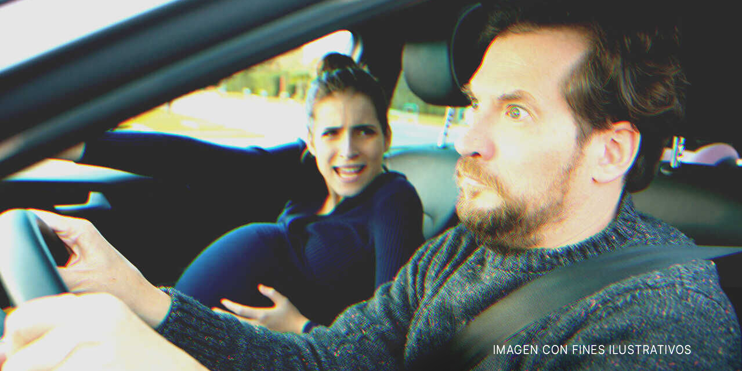 Hombre con cara de terror conduce con una mujer embarazada | Fuente: Shutterstock