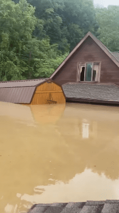 Casa sumergida en agua de inundación. | Foto: Facebook.com/Brooke Hasch WHAS 11