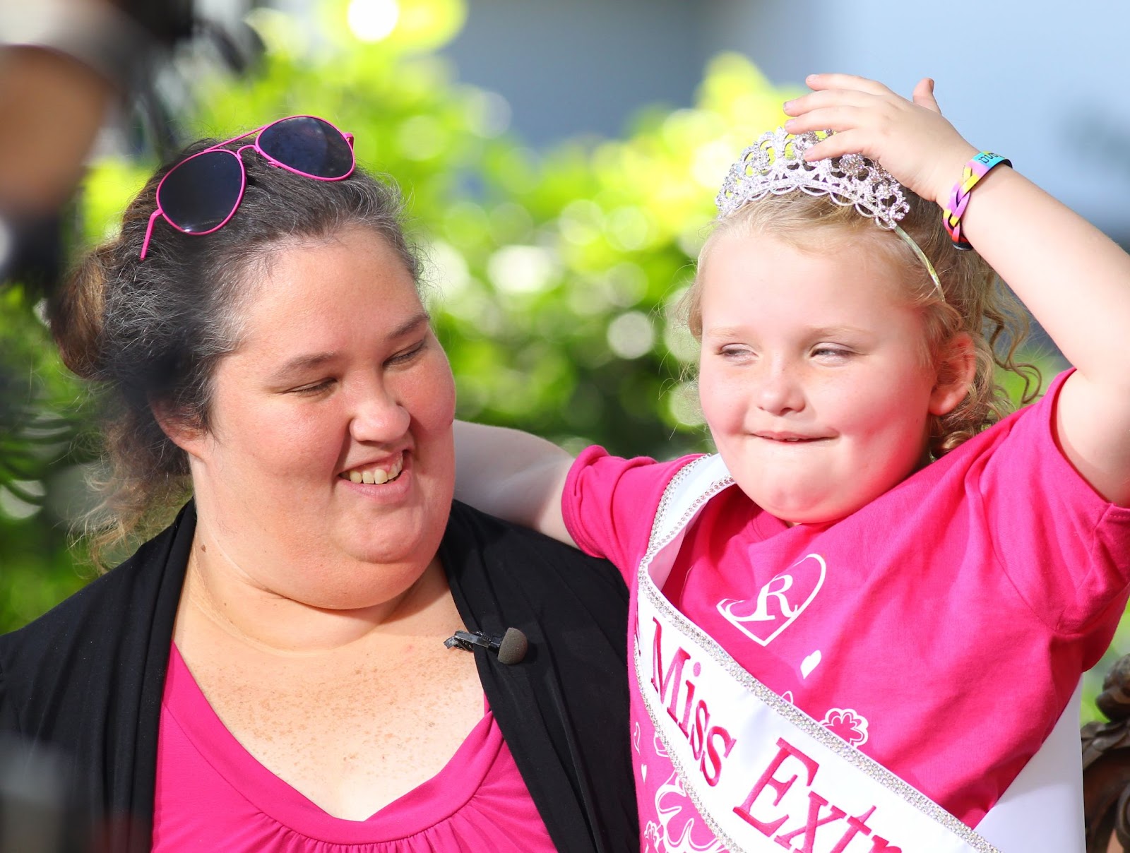 Mama June Shannon y Alana "Honey Boo Boo" Thompson fotografiadas en The Grove el 15 de octubre de 2012, en Los Ángeles, California. | Fuente: Getty Images