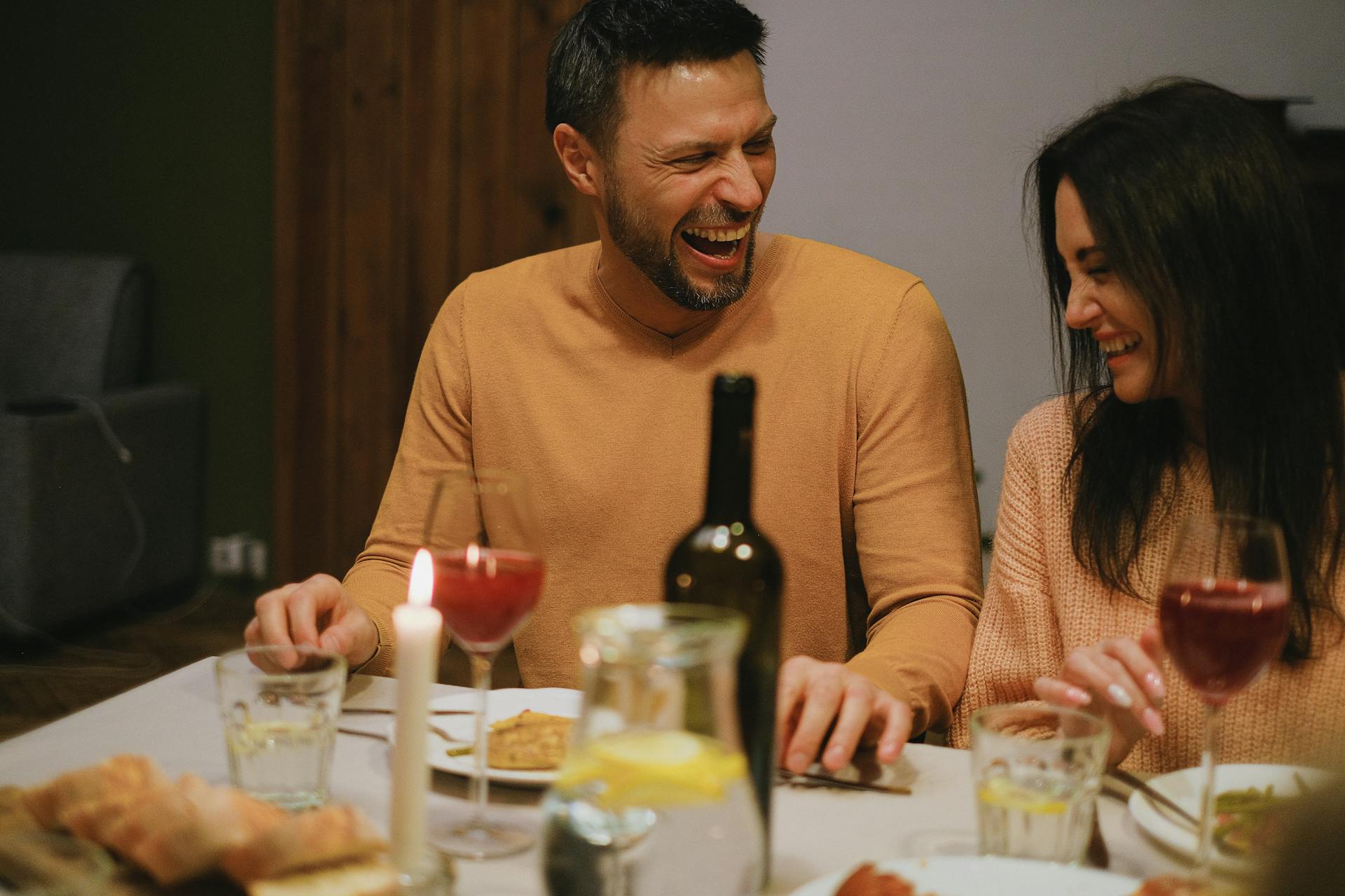 Dos personas riendo durante la cena | Fuente: Pexels