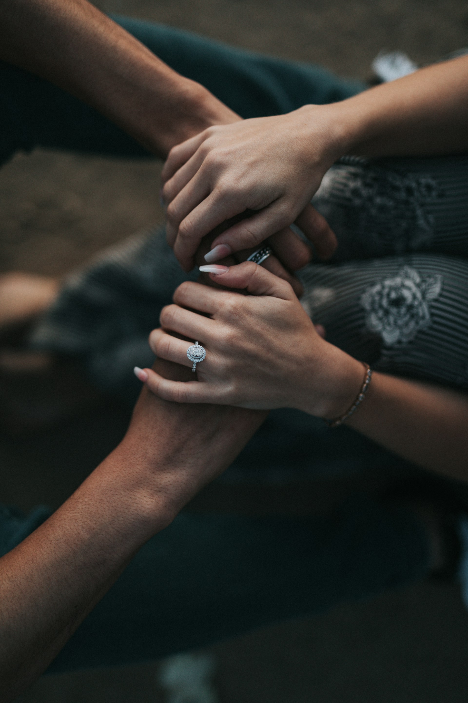 Una pareja tomada de la mano | Fuente: Unsplash