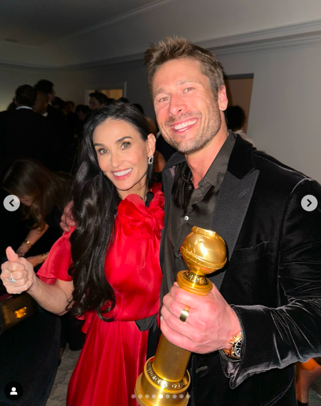 Demi Moore y Glen Powell posando para una foto en la fiesta posterior | Fuente: Instagram/demimoore