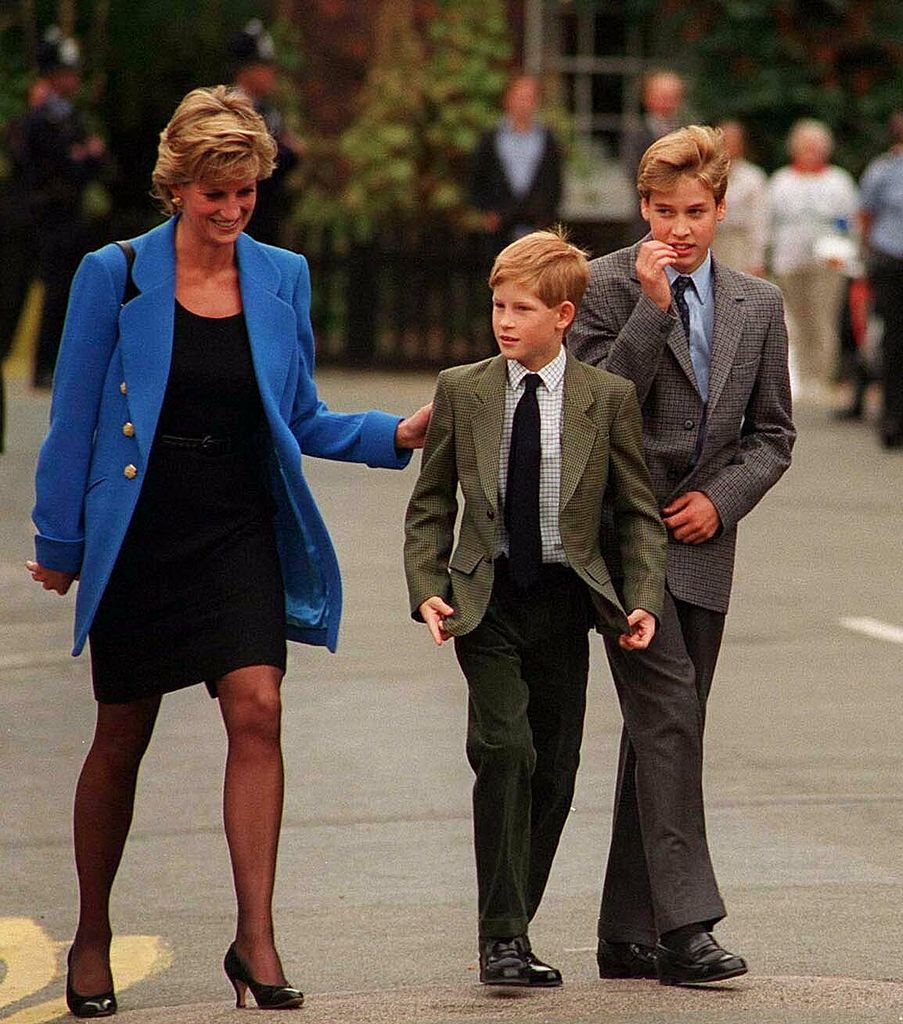 El príncipe William llega con Diana, princesa de Gales y el príncipe Harry, para su primer día en Eton College, el 16 de septiembre de 1995, en Windsor, Inglaterra. | Imagen: Getty Images