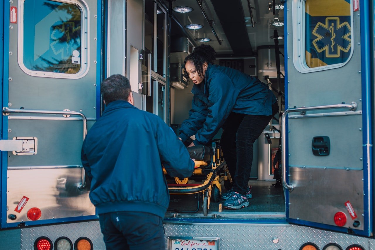 Paramédicos en ambulancia. | Foto: Pexels