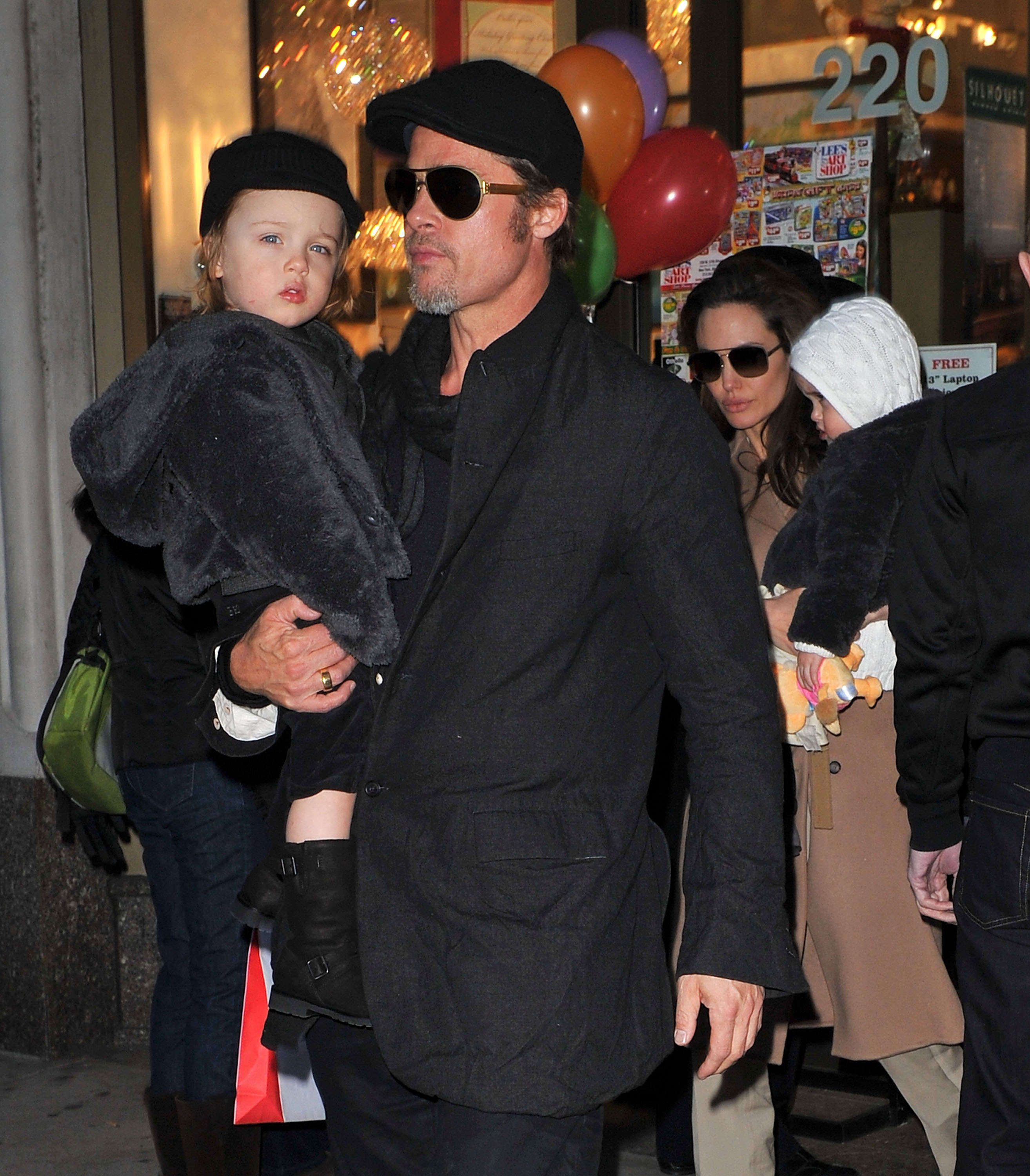 Brad Pitt y Angelina Jolie pasean con sus hijos Vivienne y Knox Jolie-Pitt el 4 de diciembre de 2010, en Nueva York | Fuente: Getty Images