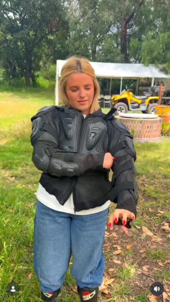 Roberta Ayala ajustándose una chaqueta negra en la zona de práctica de motocross | Fuente: Instagram/alexisayala