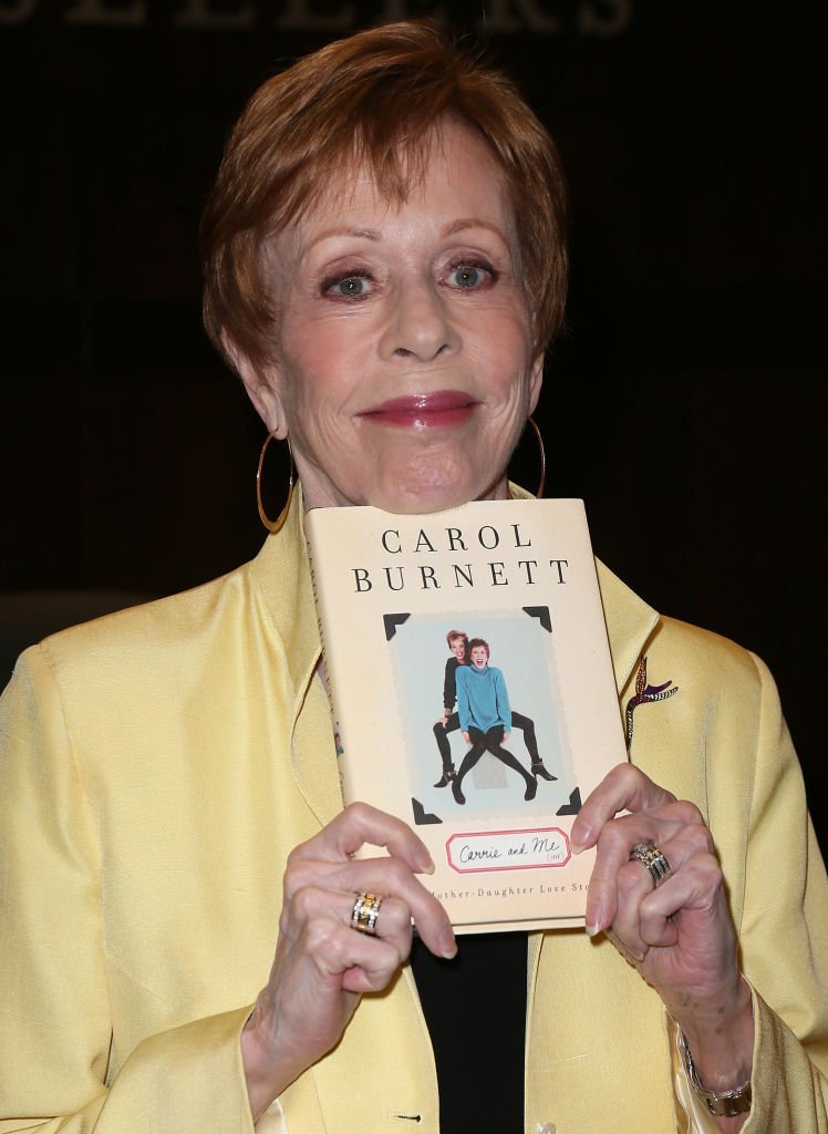 Carol Burnett asiste a la firma de su libro "Carrie and Me: A Mother-Daughter Love Story". | Imagen: Getty Images