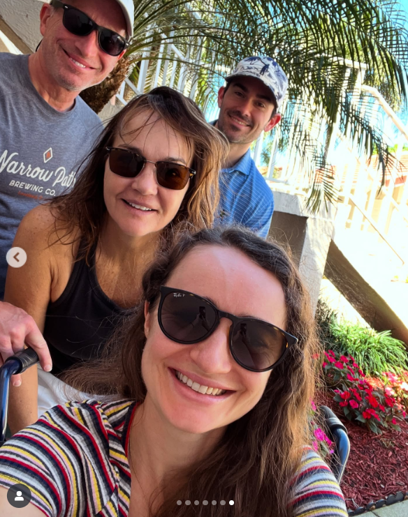 Kelley Mack se toma un alegre selfie con sus seres queridos mientras se encuentra en Florida durante su recuperación, según publicó el 14 de marzo de 2025 | Fuente: Instagram/itskelleymack