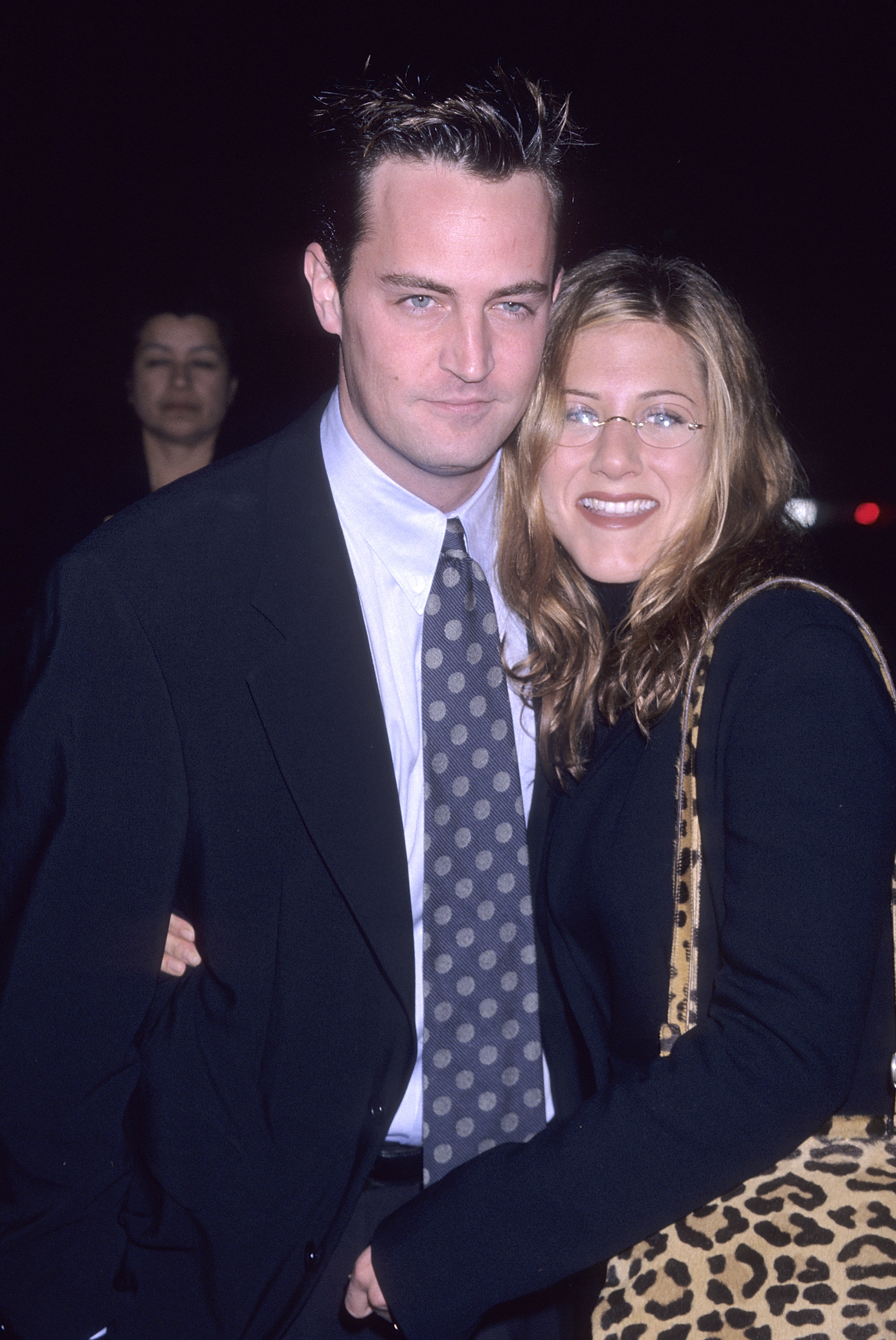 Matthew Perry y Jennifer Aniston en el estreno de "Kissing a Fool" el 18 de febrero de 1998 en Westwood, California | Foto: Getty Images