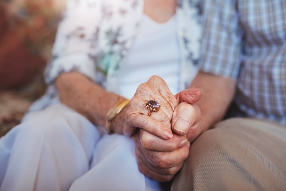 Un par de ancianos tomados de la mano. | Foto: Shutterstock
