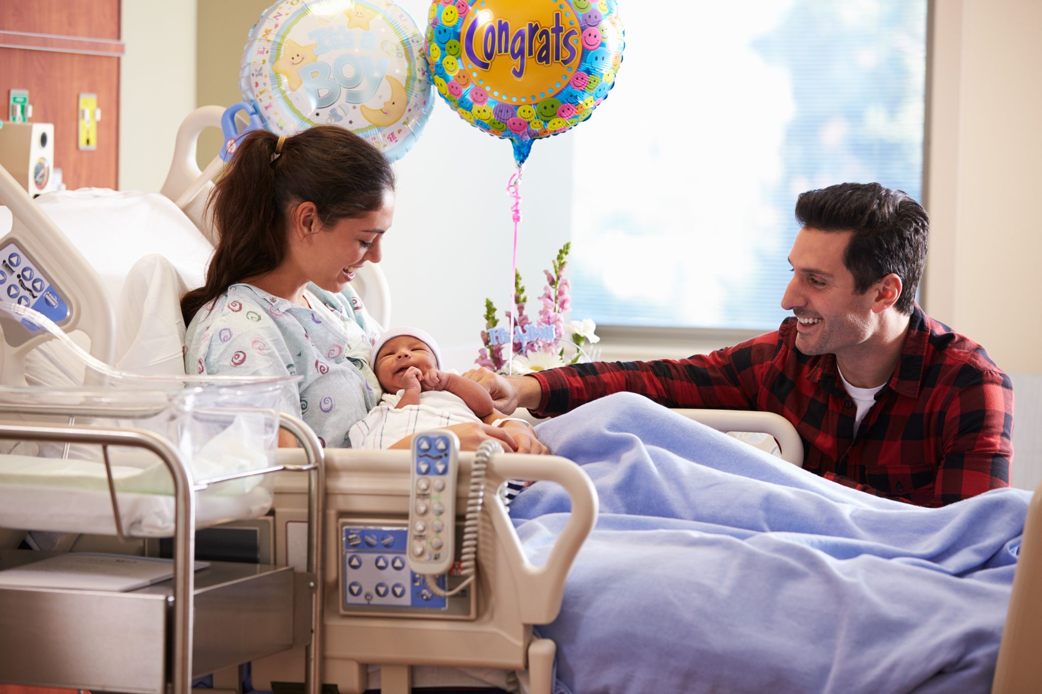 Una pareja con su recién nacido en el hospital. | Foto: Shutterstock