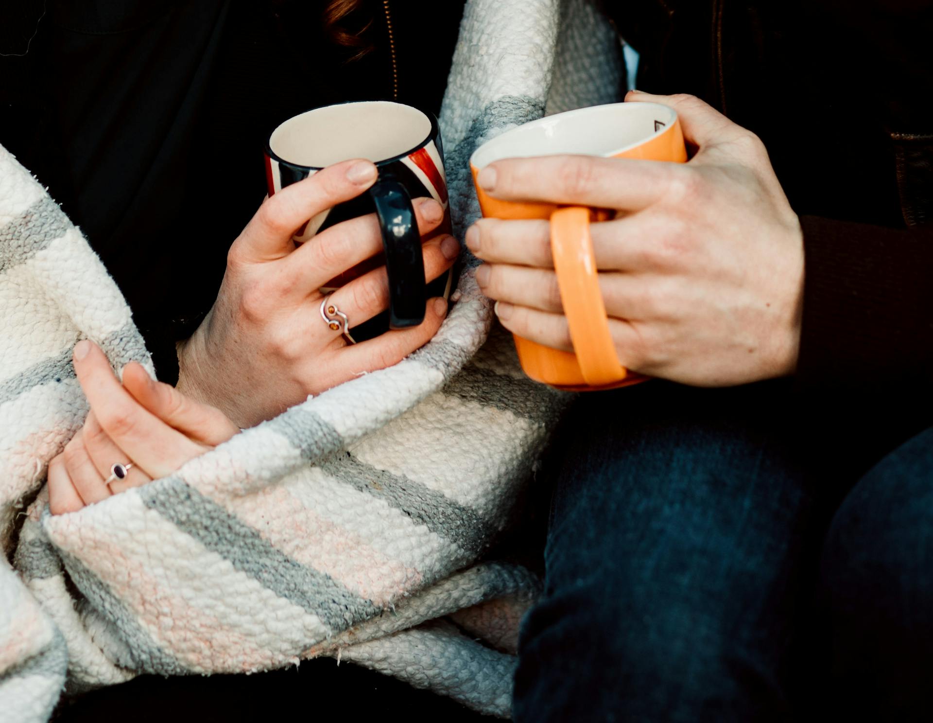 Una pareja sosteniendo tazas de café | Fuente: Pexels