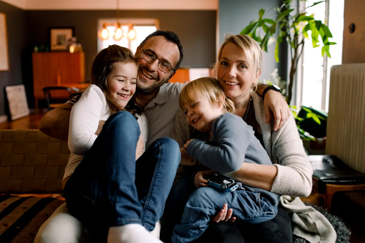 Unos padres con sus alegres hijas | Fuente: Getty Images