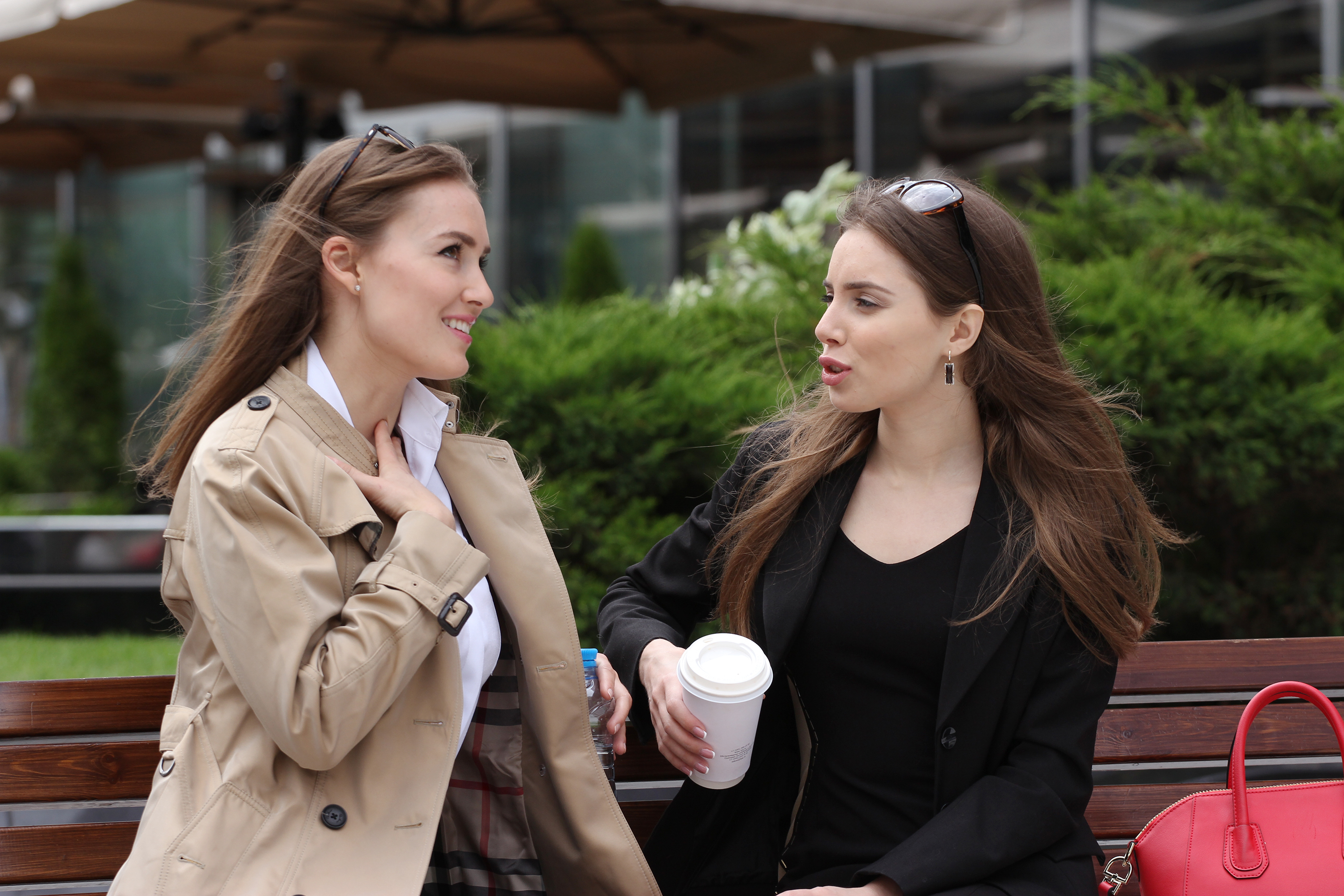 Dos chicas hablando | Fuente: Shutterstock