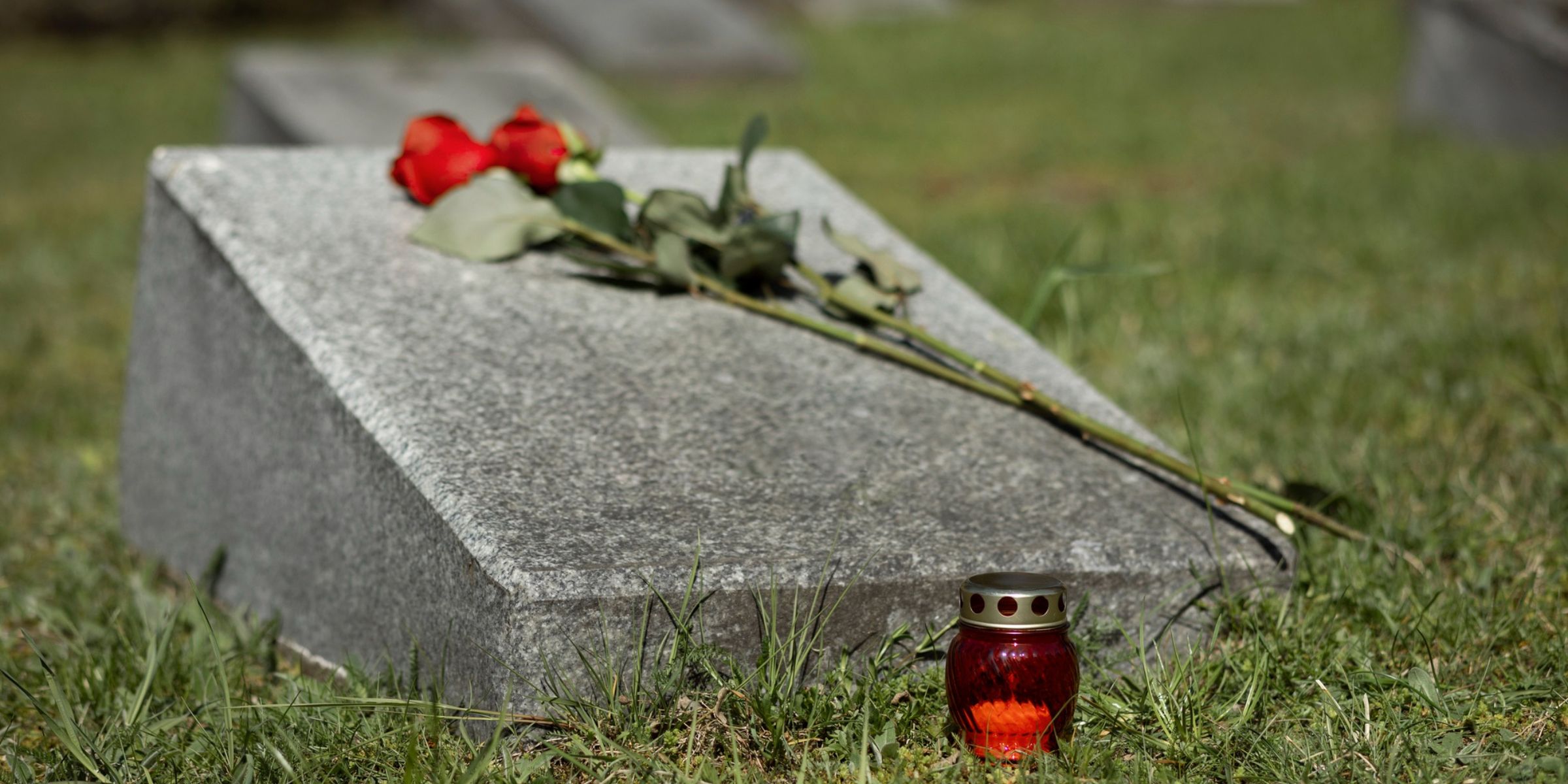 Rose su una lapide | Fonte: Freepik