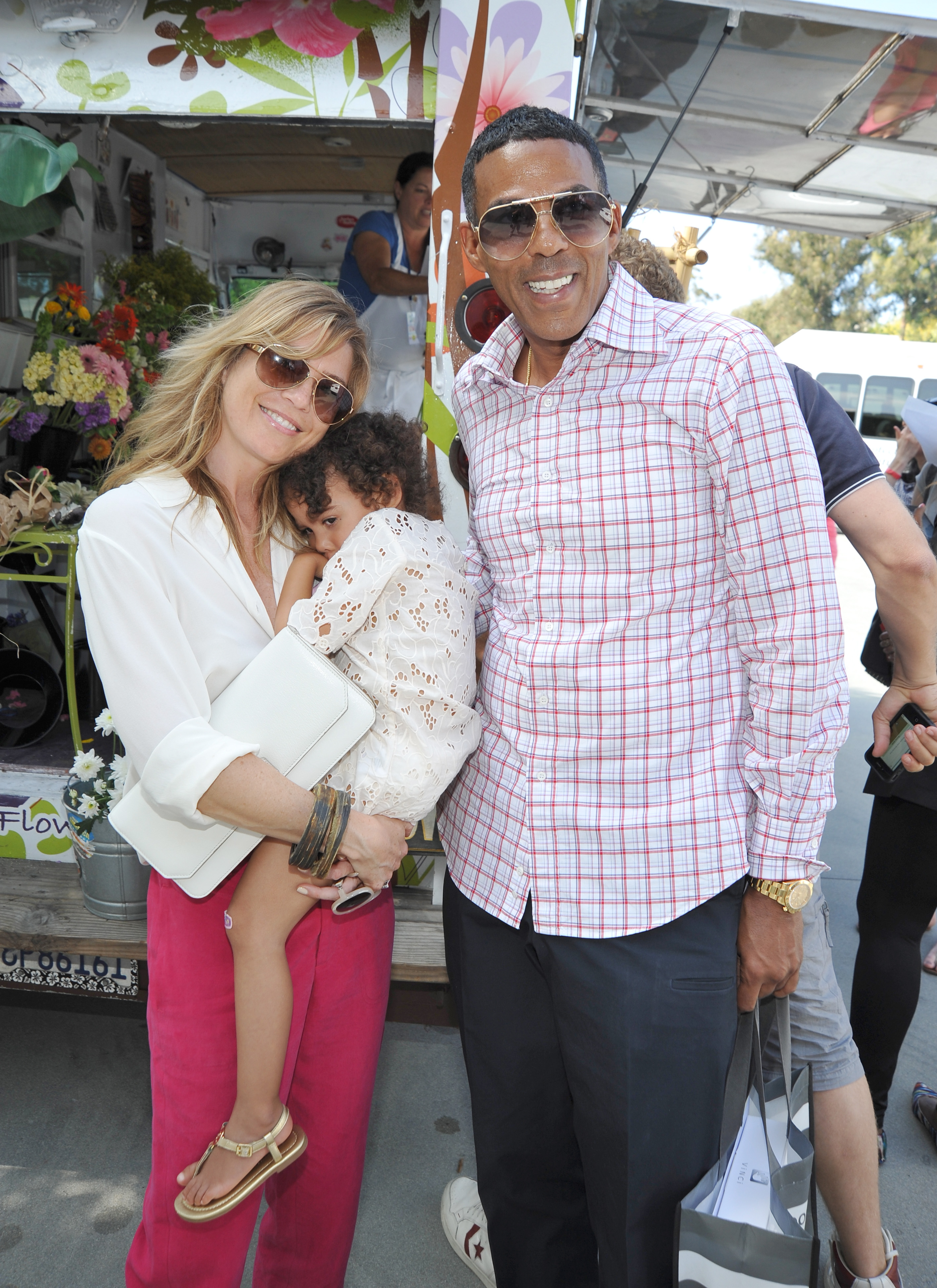 Ellen Pompeo sosteniendo a su hija Stella Luna Pompeo Ivery, junto a su marido Chris Ivery en el 1º Annual Children Mending Hearts Style Sunday, el 9 de junio de 2013, en Beverly Hills, California. | Foto: Getty Images