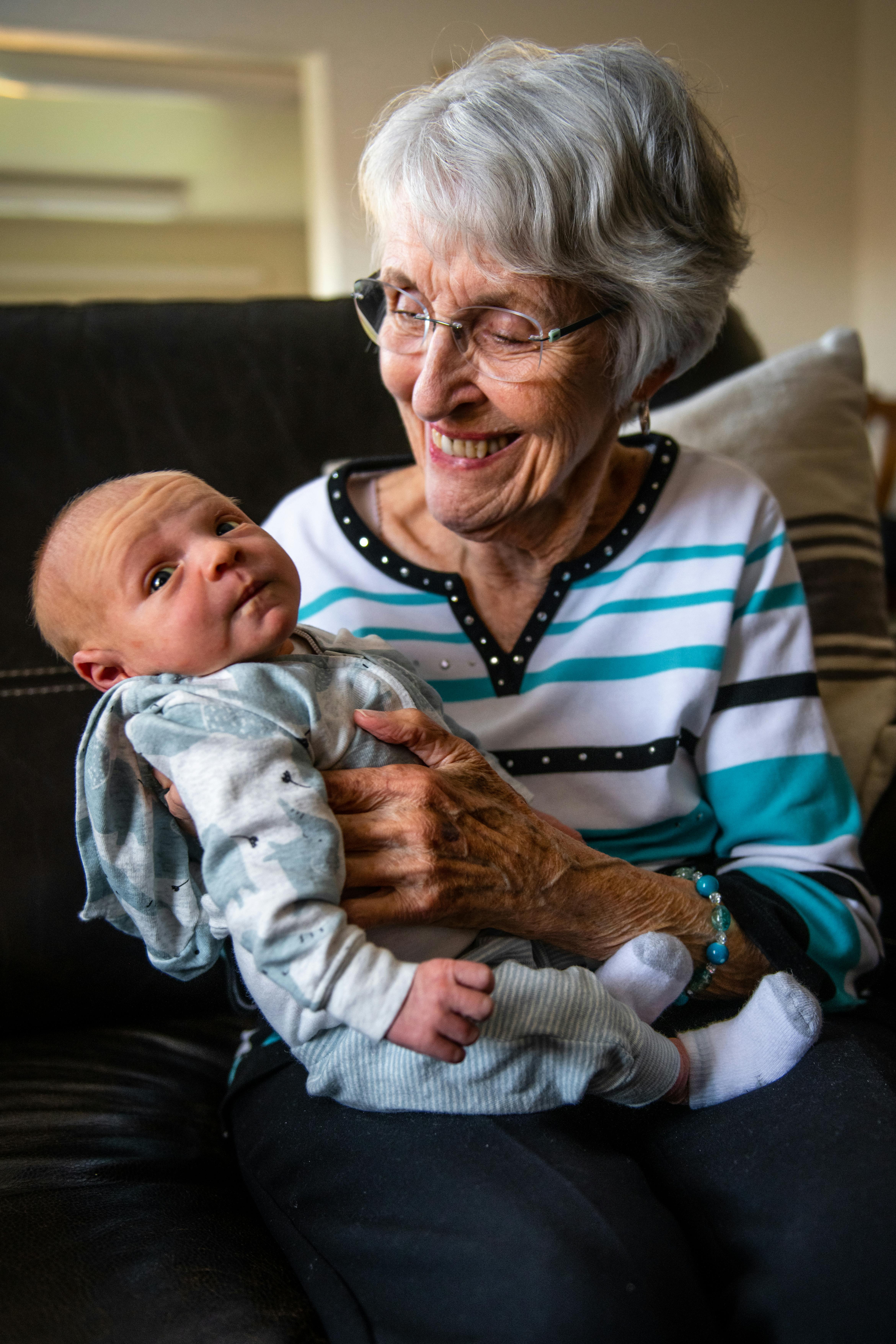 Una anciana jugando con un bebé | Fuente: Pexels