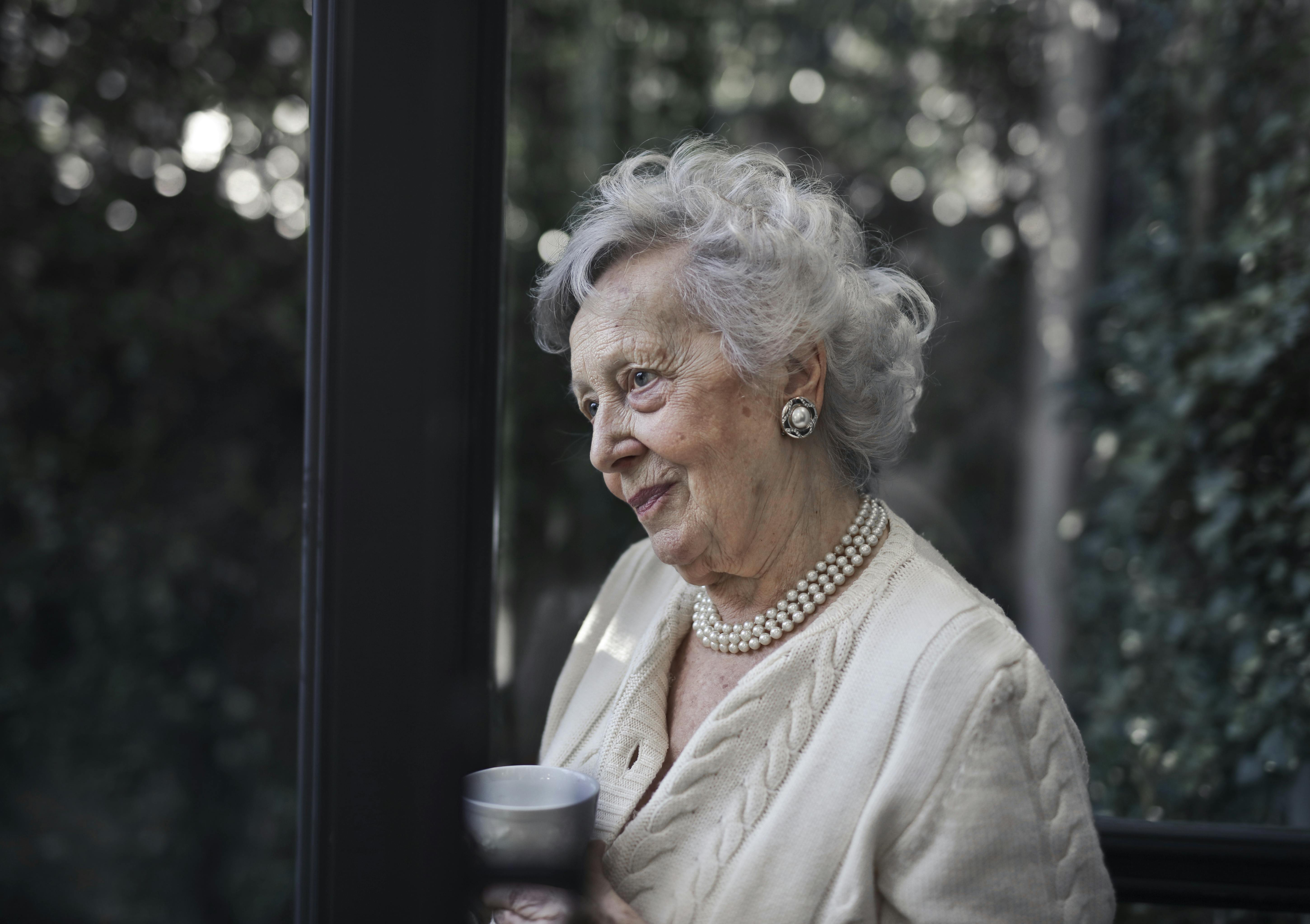 Anciana con una taza | Foto: Pexels