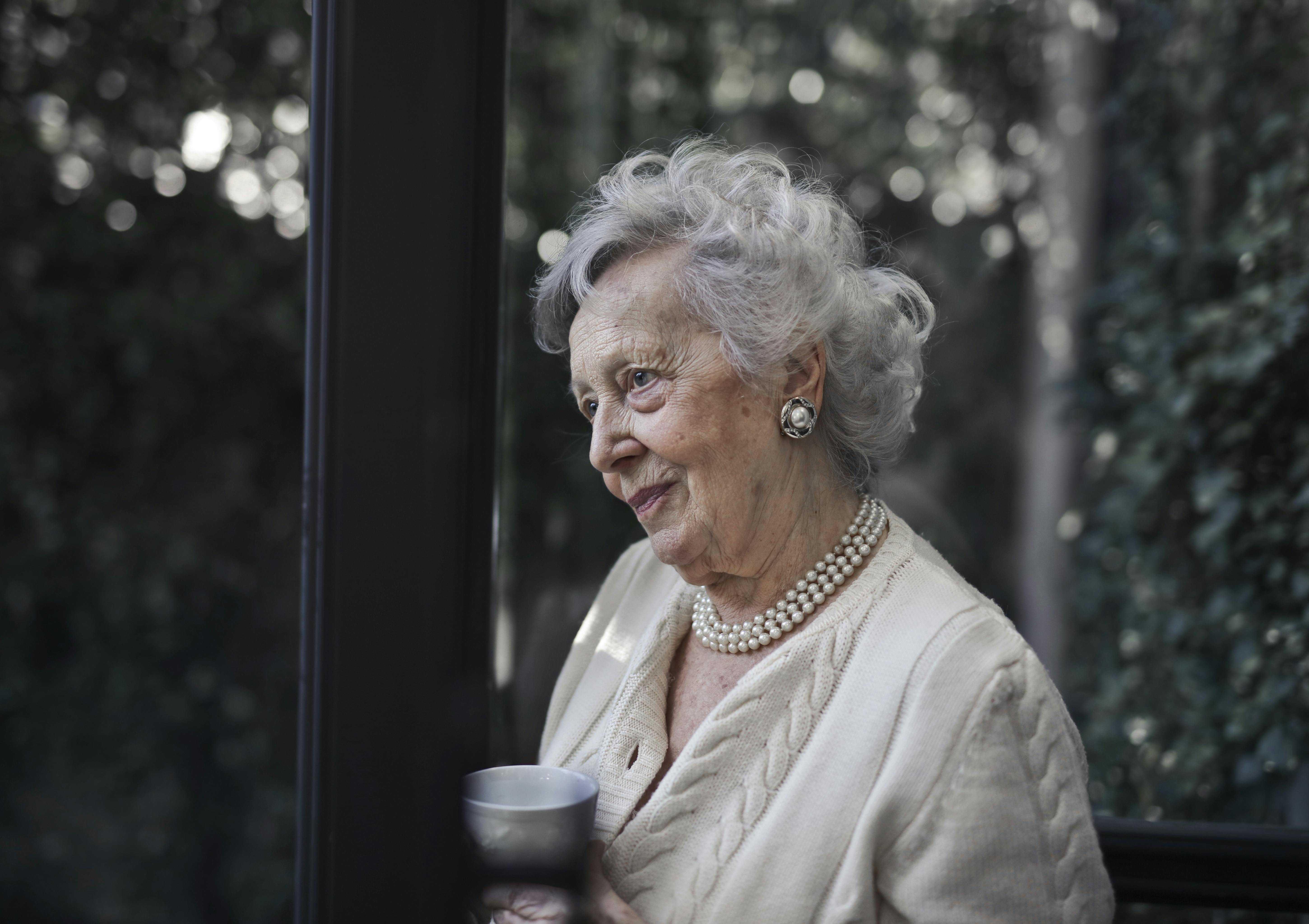 Una anciana sosteniendo una taza de cerámica | Fuente: Pexels