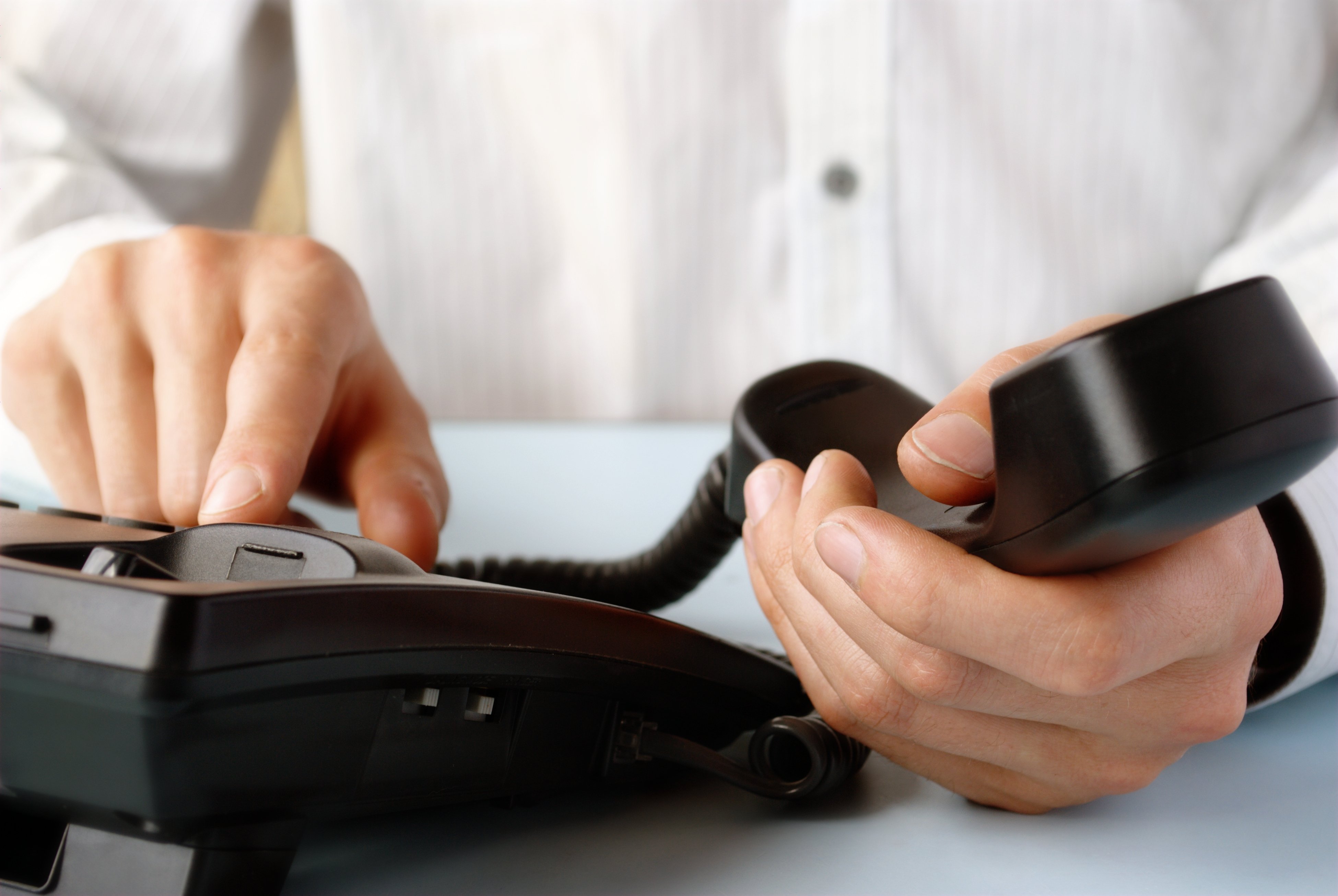 Hombre colgando el teléfono. | Foto: Shutterstock