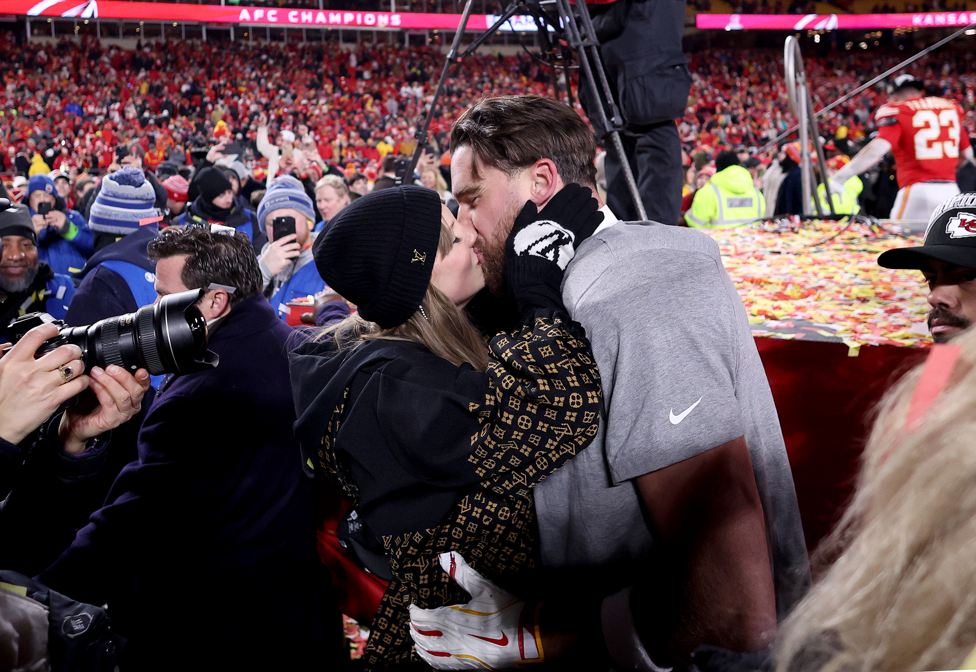 Taylor Swift besa a Travis Kelce en la celebración de la victoria de los Kansas City Chiefs en el partido por el Campeonato de la AFC | Fuente: Getty Images