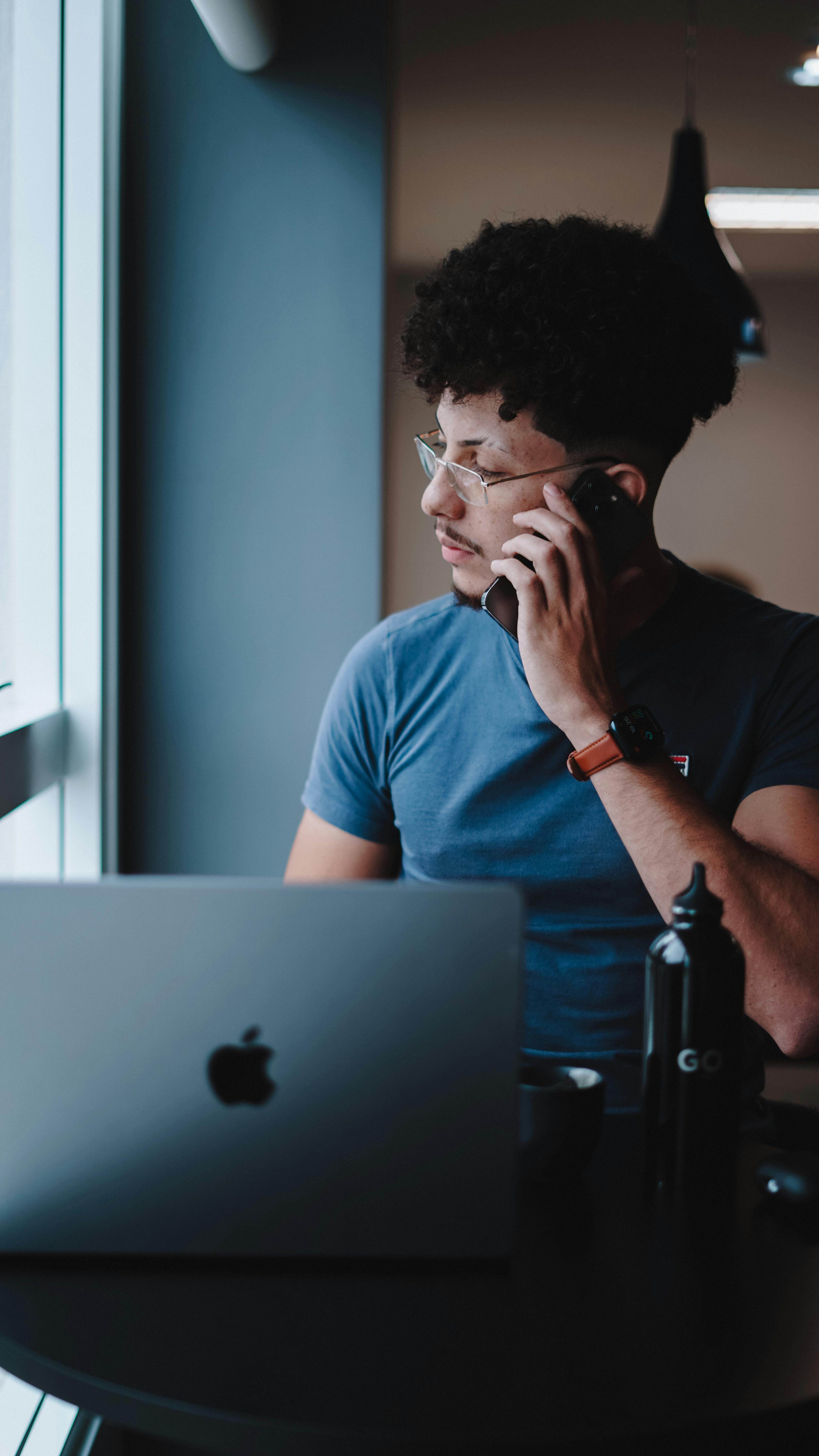 Un hombre con un teléfono en la oreja | Fuente: Pexels