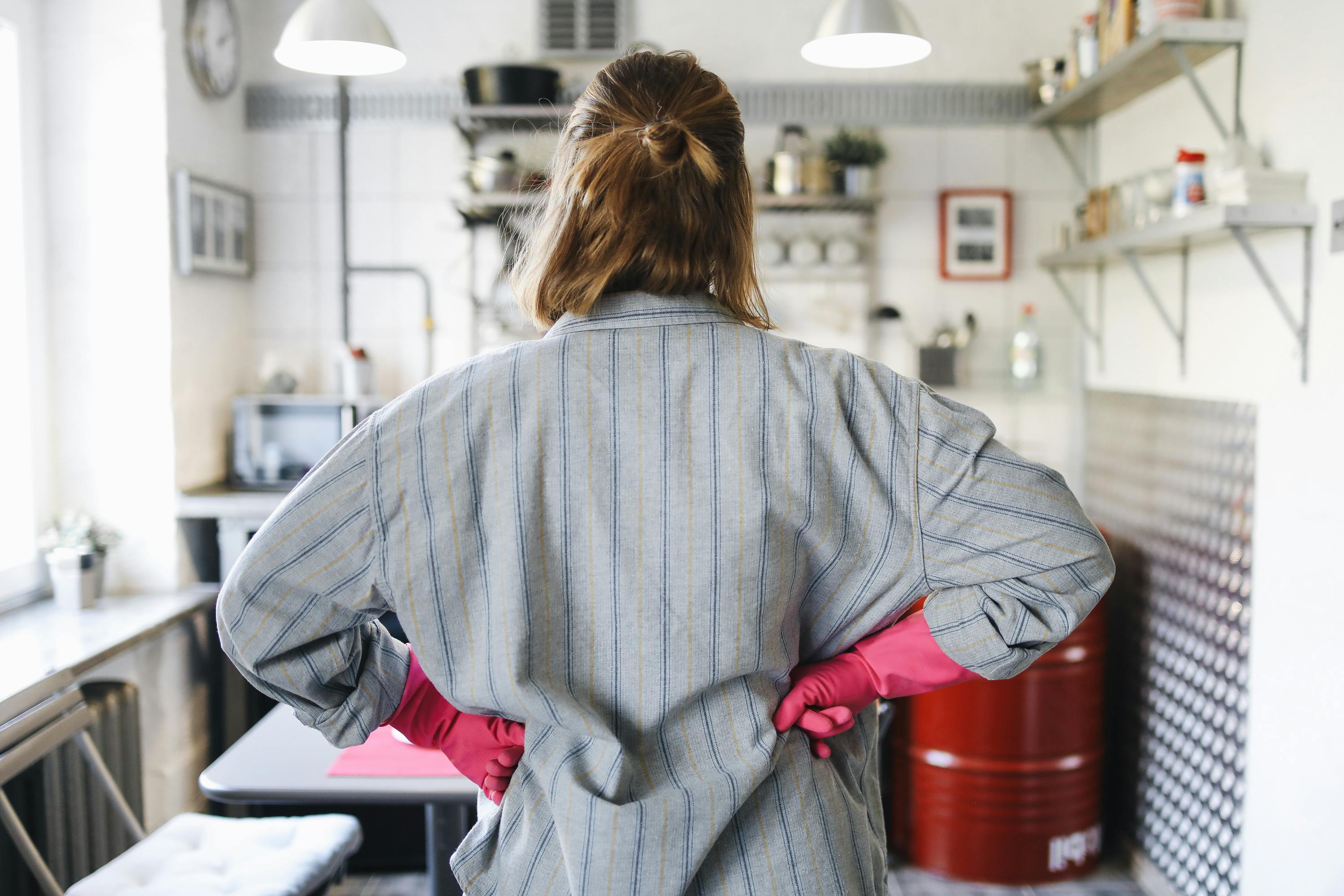 Una mujer haciendo tareas | Fuente: Pexels