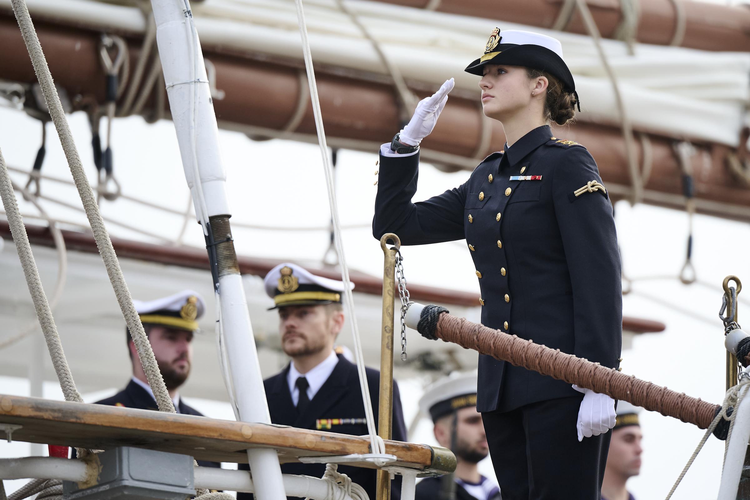 La princesa Leonor de España embarca en el buque escuela Juan Sebastián de Elcano el 11 de enero de 2025 en Cádiz, España. | Fuente: Getty Images