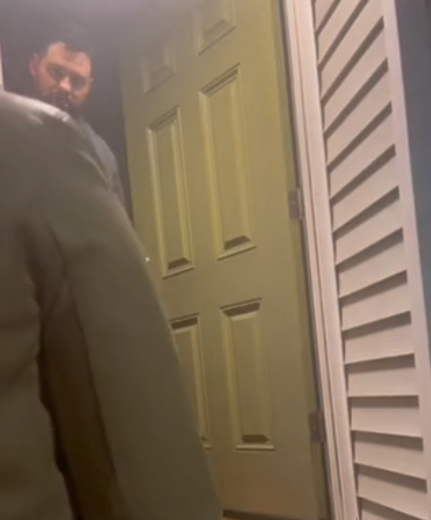 El hombre recibe una visita en la puerta de su casa | Foto: tiktok.com/_glamanda_