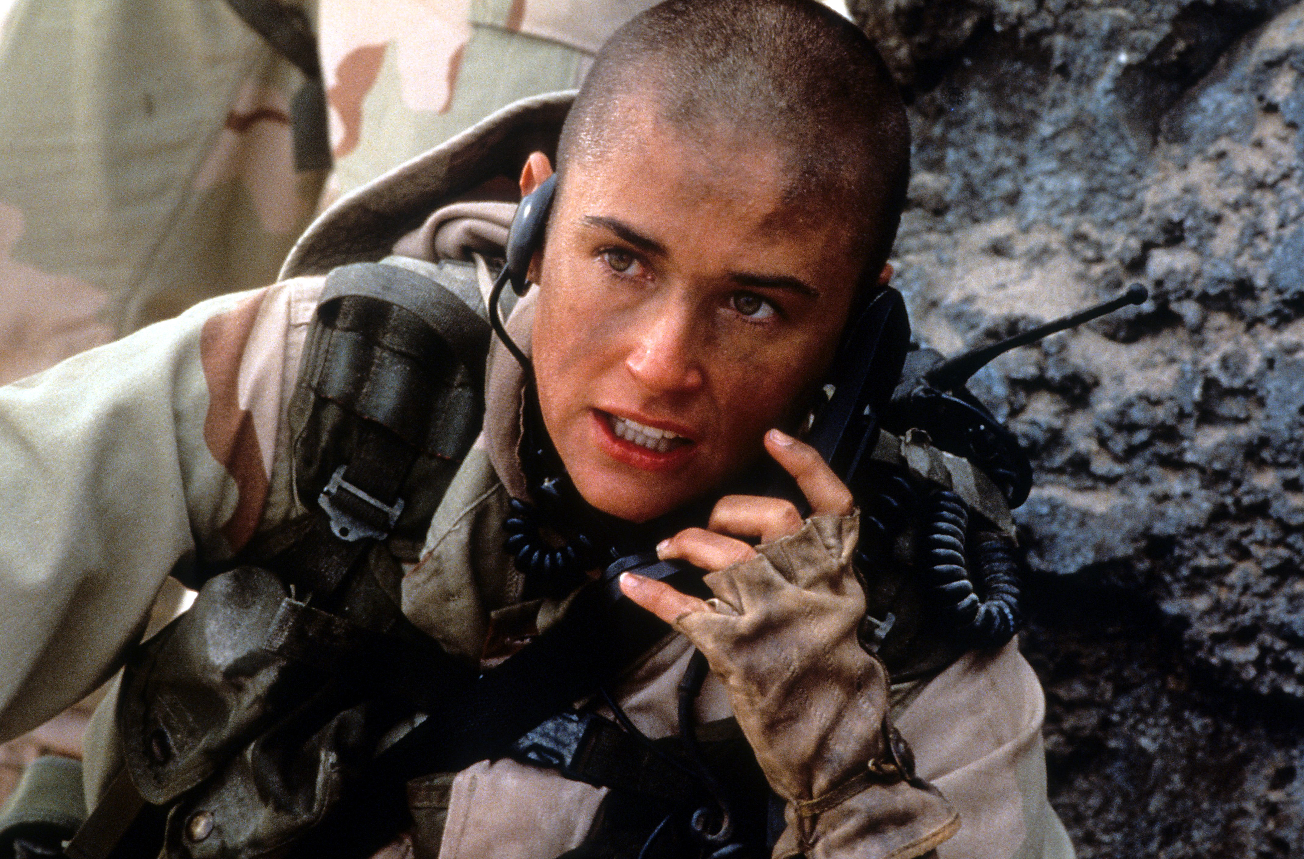 Demi Moore hablando por un walkie-talkie en una escena de la película "G.I. Jane", en 1997 | Fuente: Getty Images