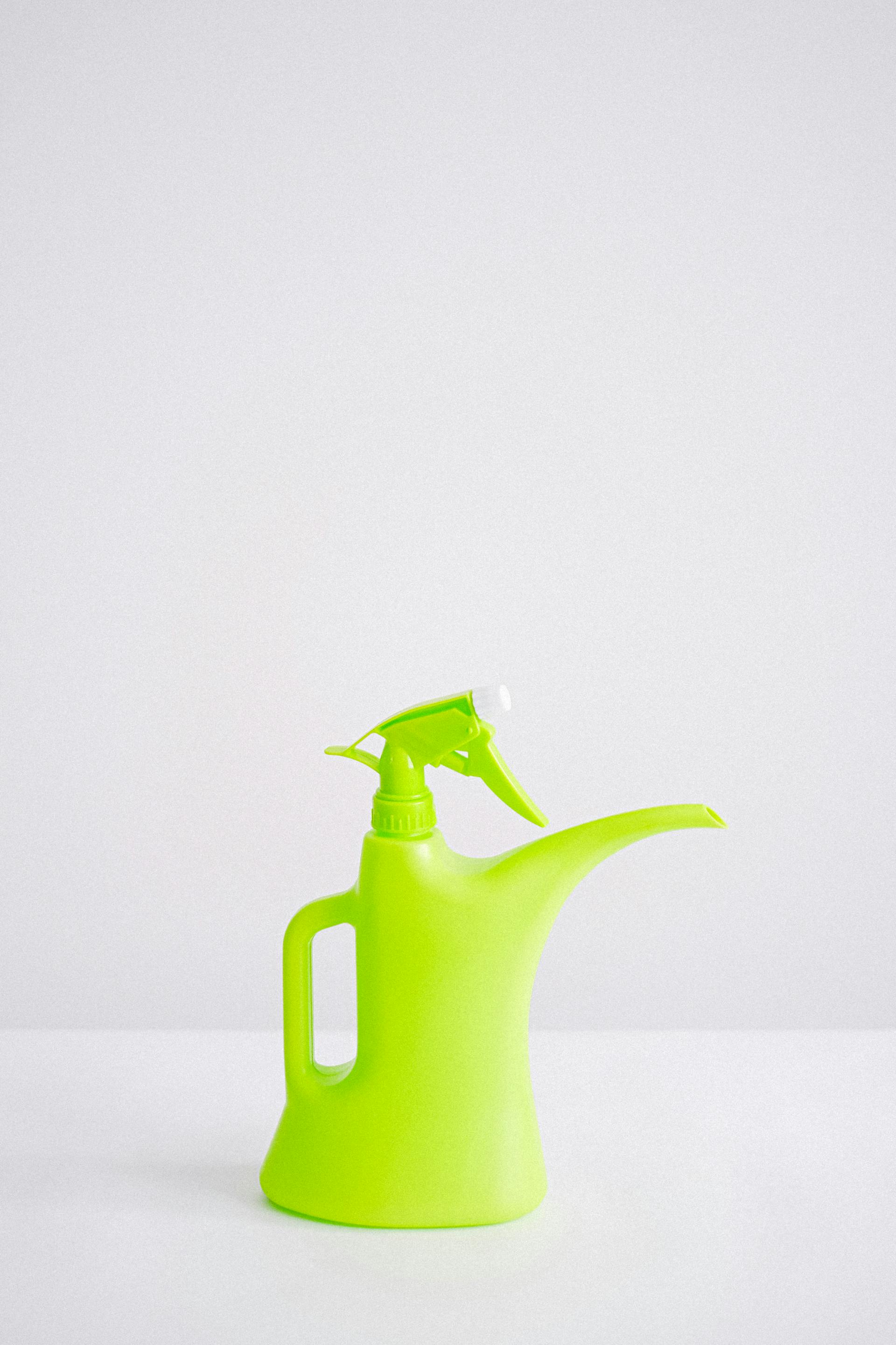Una regadera verde | Fuente: Pexels