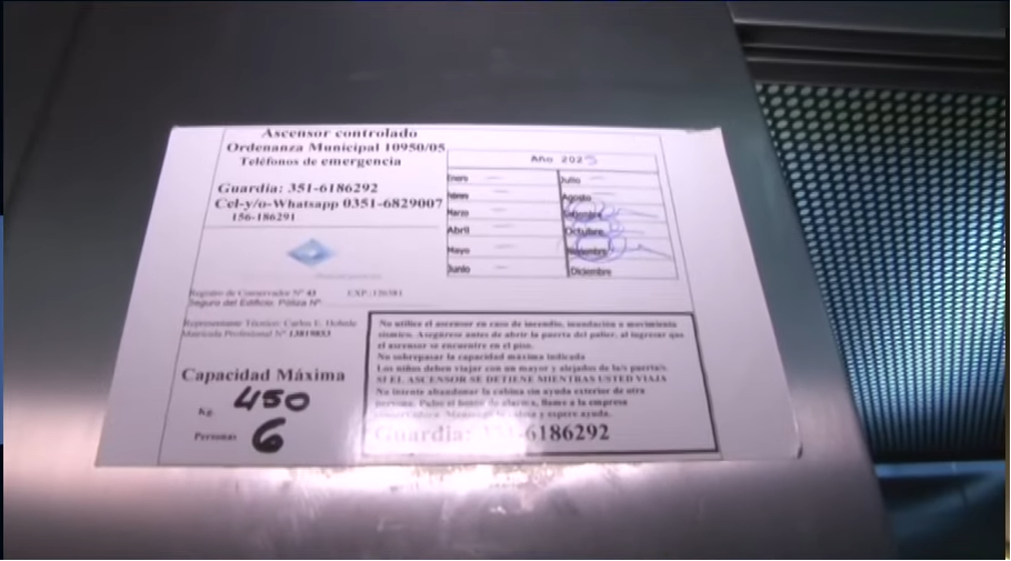 Cartel que muestra los servicios técnicos de mantenimiento del ascensor | Fuente: YouTube/telefecordoba